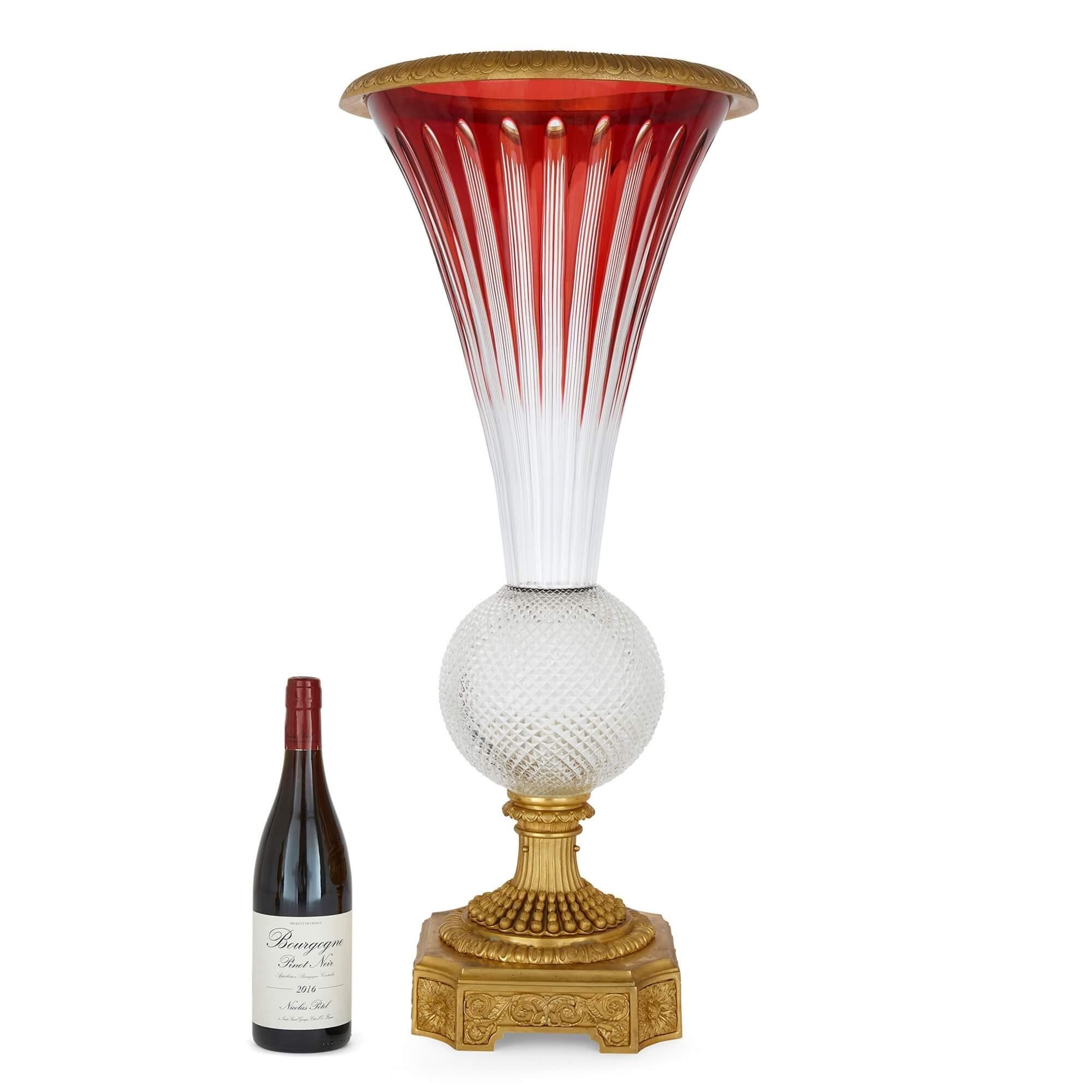 20ième siècle Grand vase français en bronze doré et verre taillé en vente