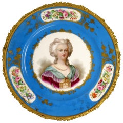 Grande assiette de présentation en porcelaine de Sèvres avec ornementation en bronze doré