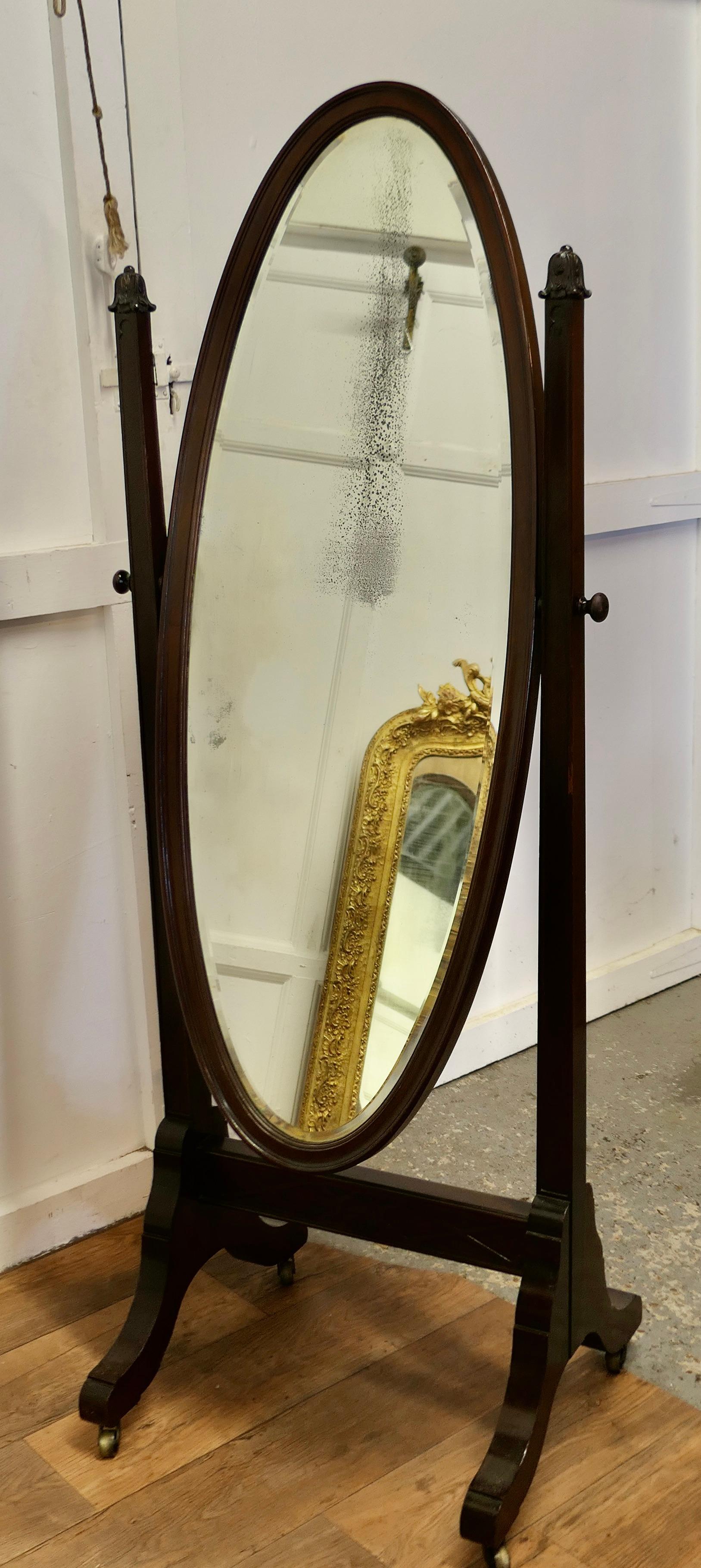  Grand miroir de coiffeuse ovale français
 
Il s'agit d'une pièce très stylée et élégante, avec un miroir ovale, qui repose fermement sur son support décoratif et qui est maintenu en place soit en position inclinée, soit en position verticale par de