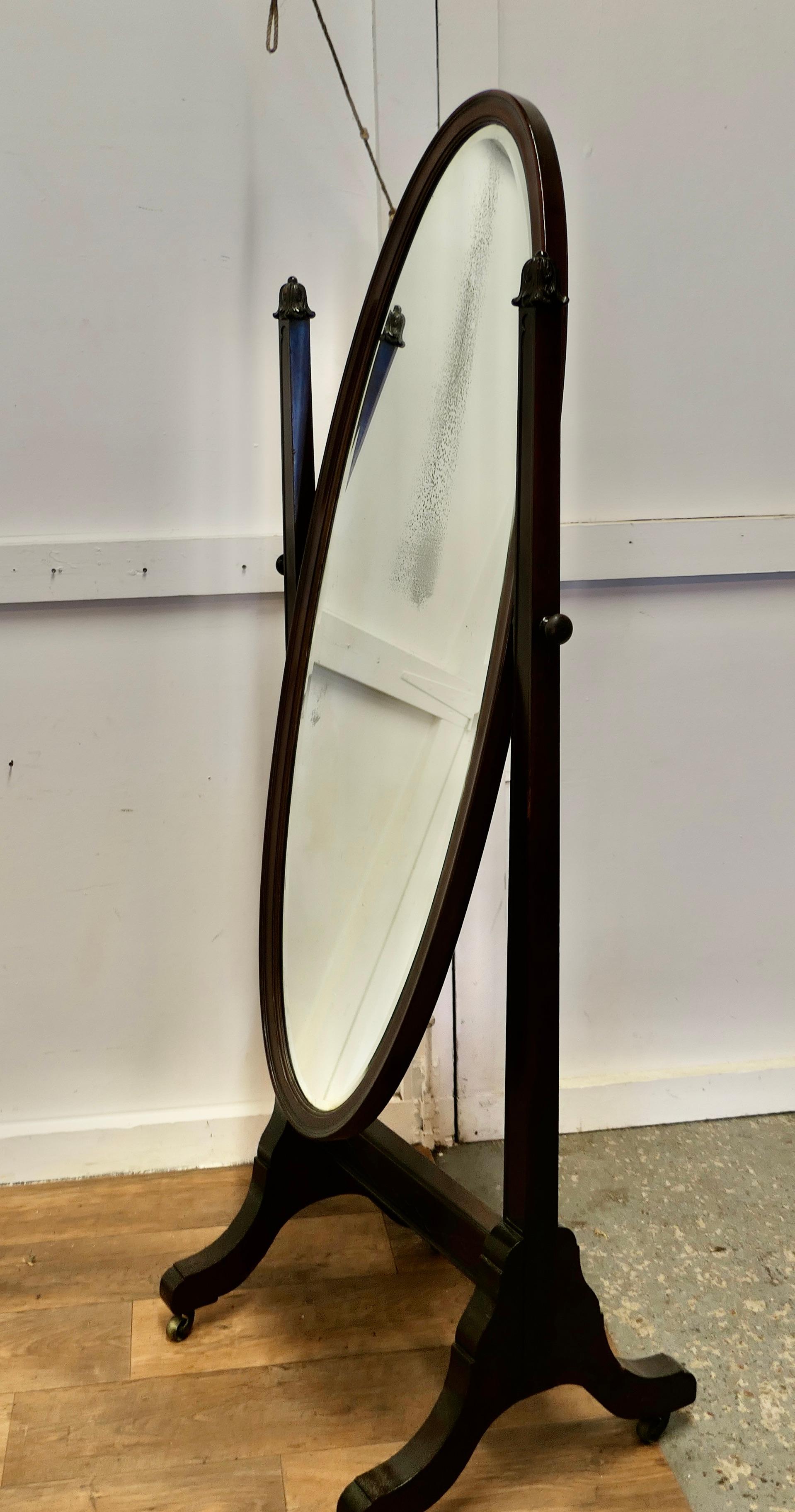 Style Adam Grand miroir de coiffeuse ovale français   Il s'agit d'un modèle très élégant et élégant en vente