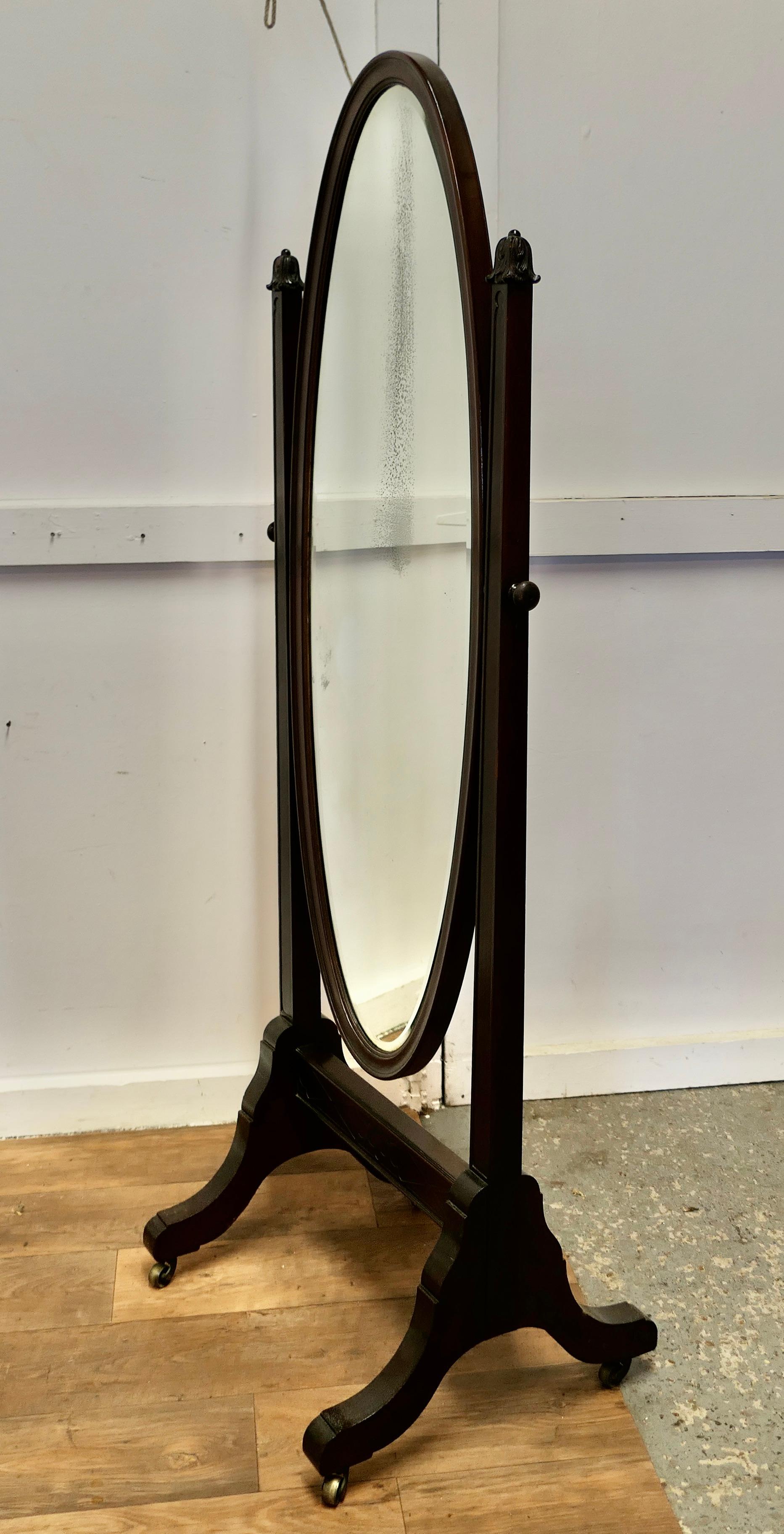 Grand miroir de coiffeuse ovale français   Il s'agit d'un modèle très élégant et élégant Bon état - En vente à Godshill, Isle of Wight