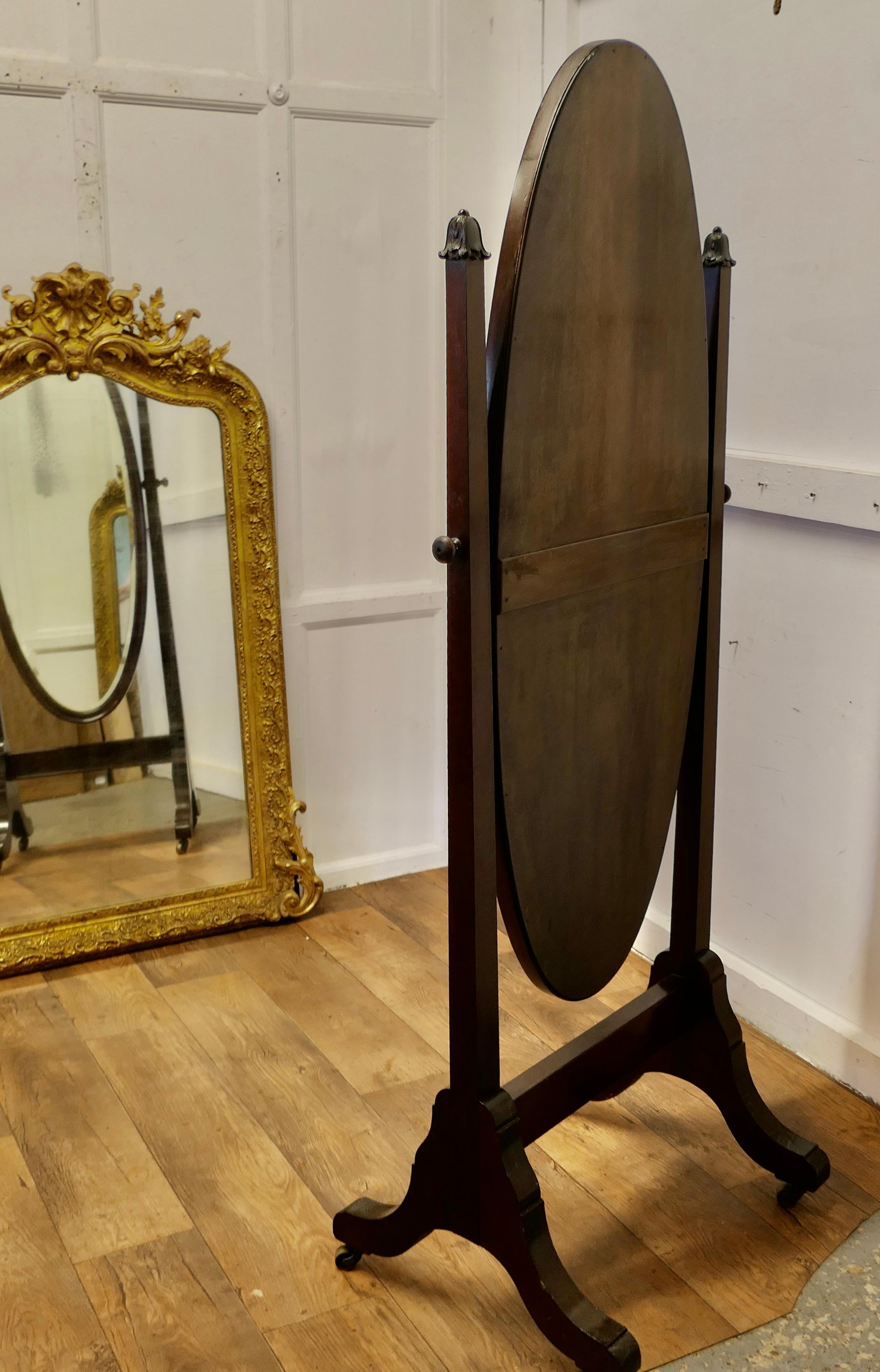Fin du XIXe siècle Grand miroir de coiffeuse ovale français   Il s'agit d'un modèle très élégant et élégant en vente