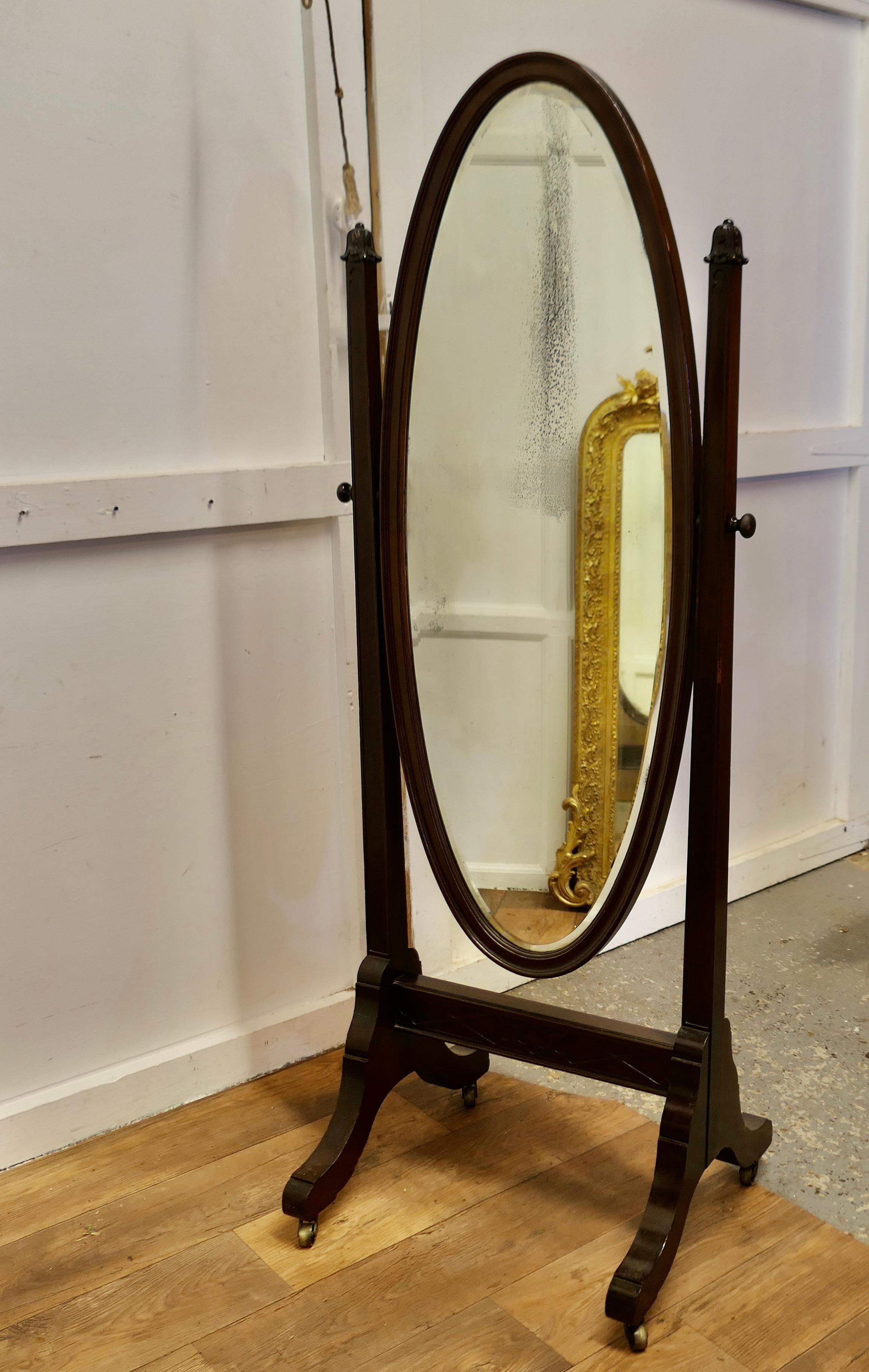 Noyer Grand miroir de coiffeuse ovale français   Il s'agit d'un modèle très élégant et élégant en vente