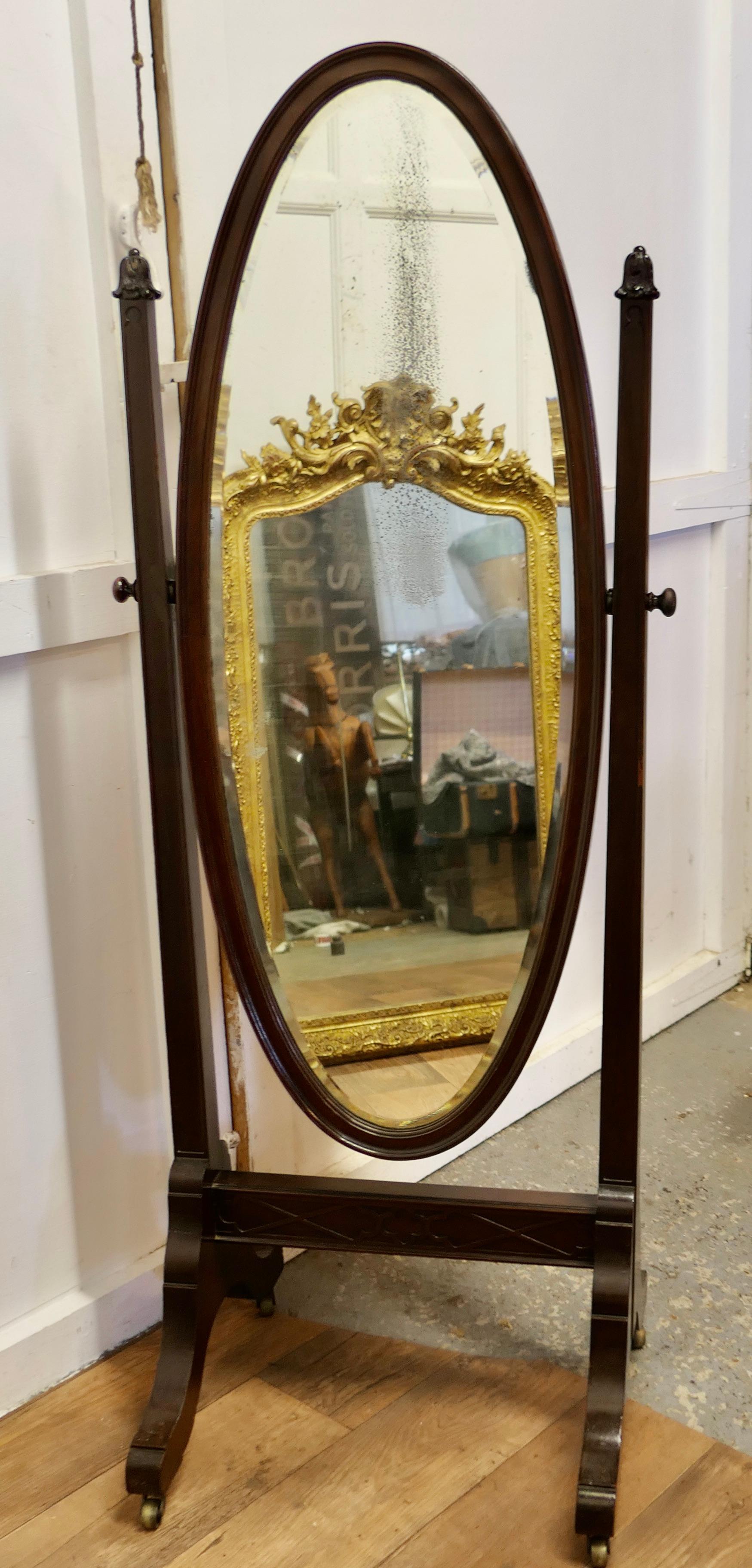 Grand miroir de coiffeuse ovale français   Il s'agit d'un modèle très élégant et élégant en vente 1
