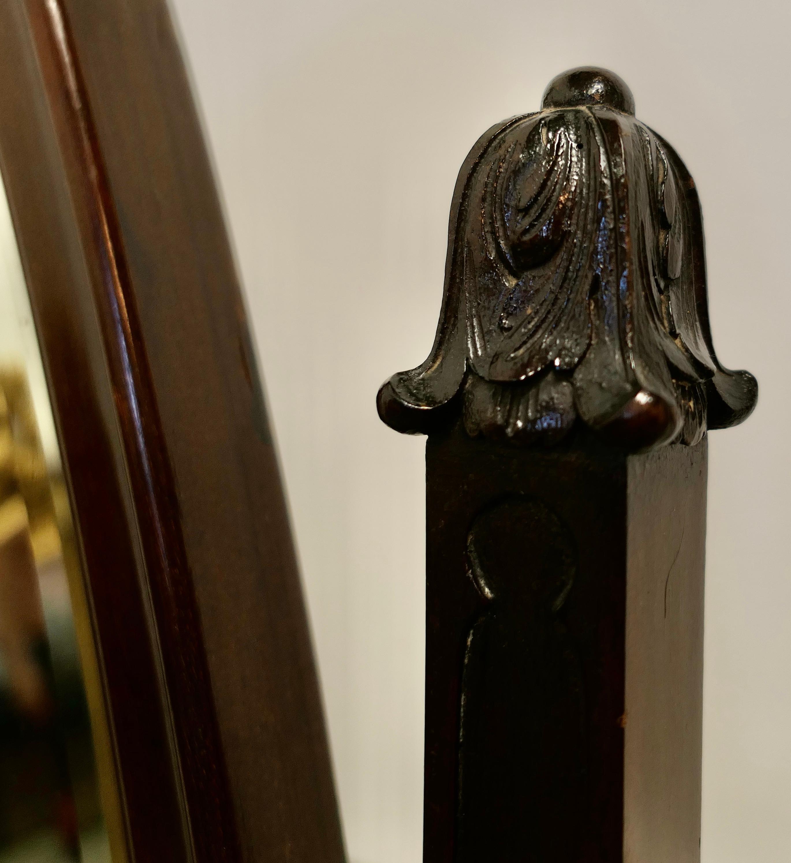 Grand miroir de coiffeuse ovale français   Il s'agit d'un modèle très élégant et élégant en vente 2