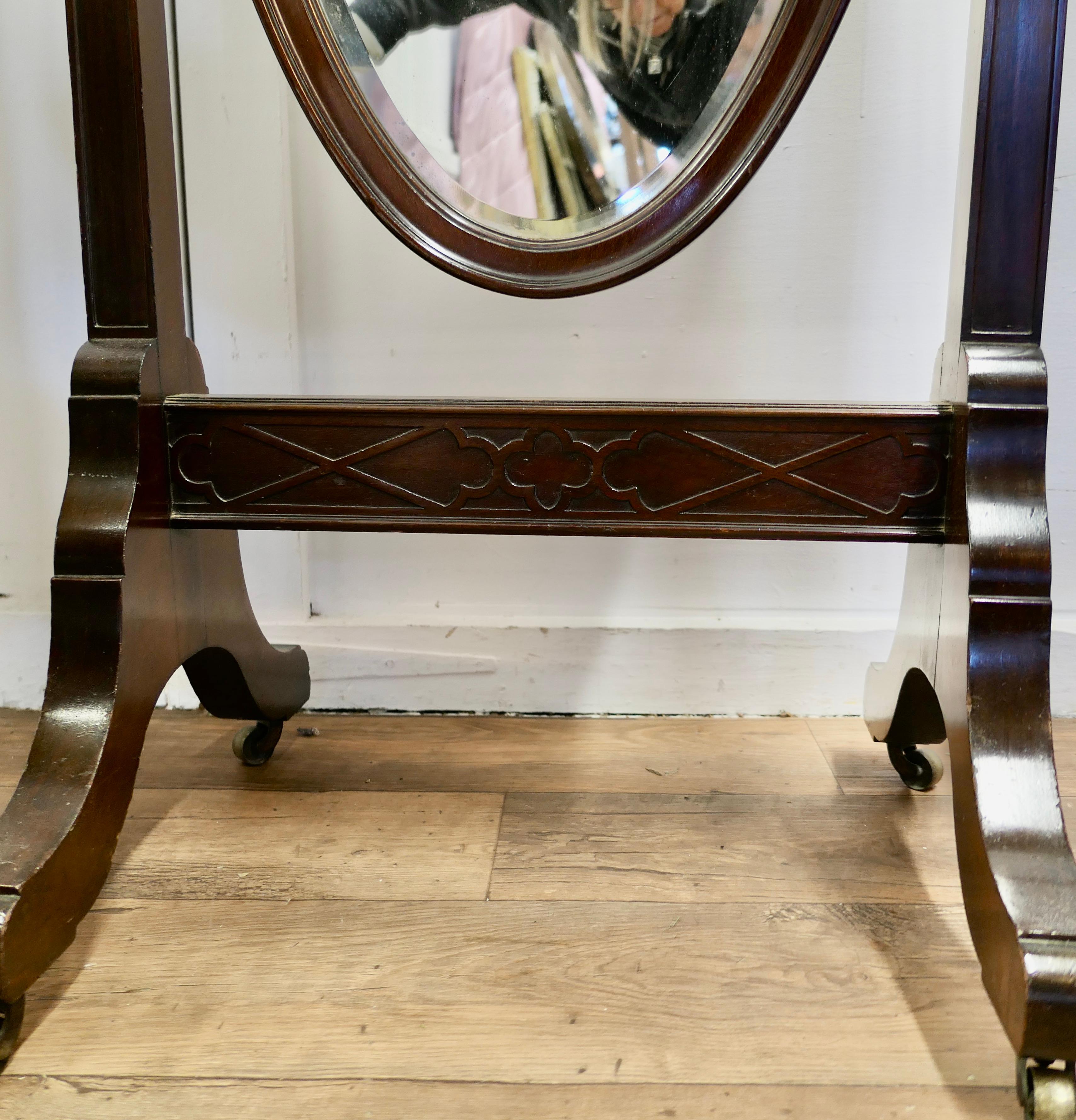 Grand miroir de coiffeuse ovale français   Il s'agit d'un modèle très élégant et élégant en vente 3