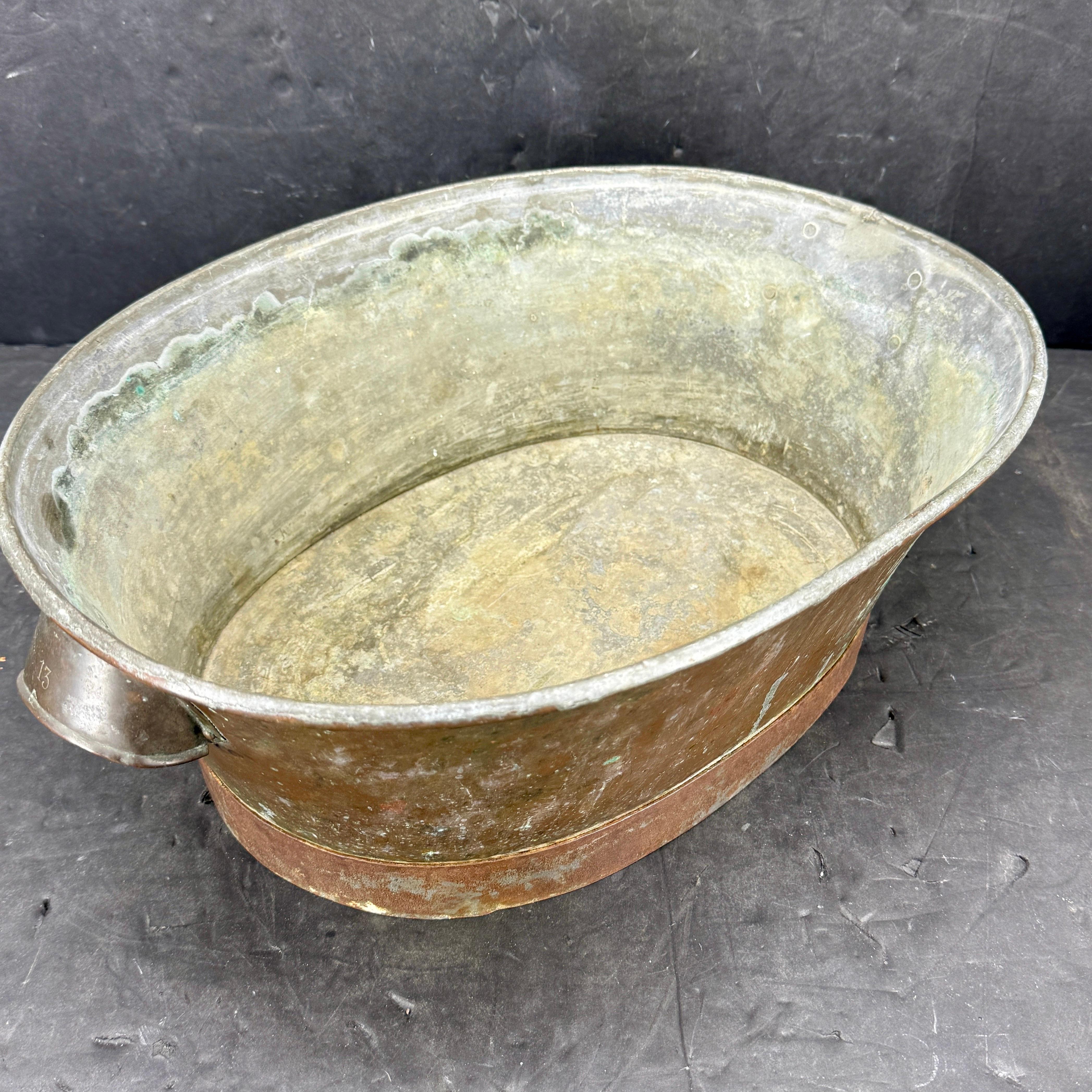 Metallo Grande secchiello ovale francese in rame per vino e champagne con maniglie in vendita