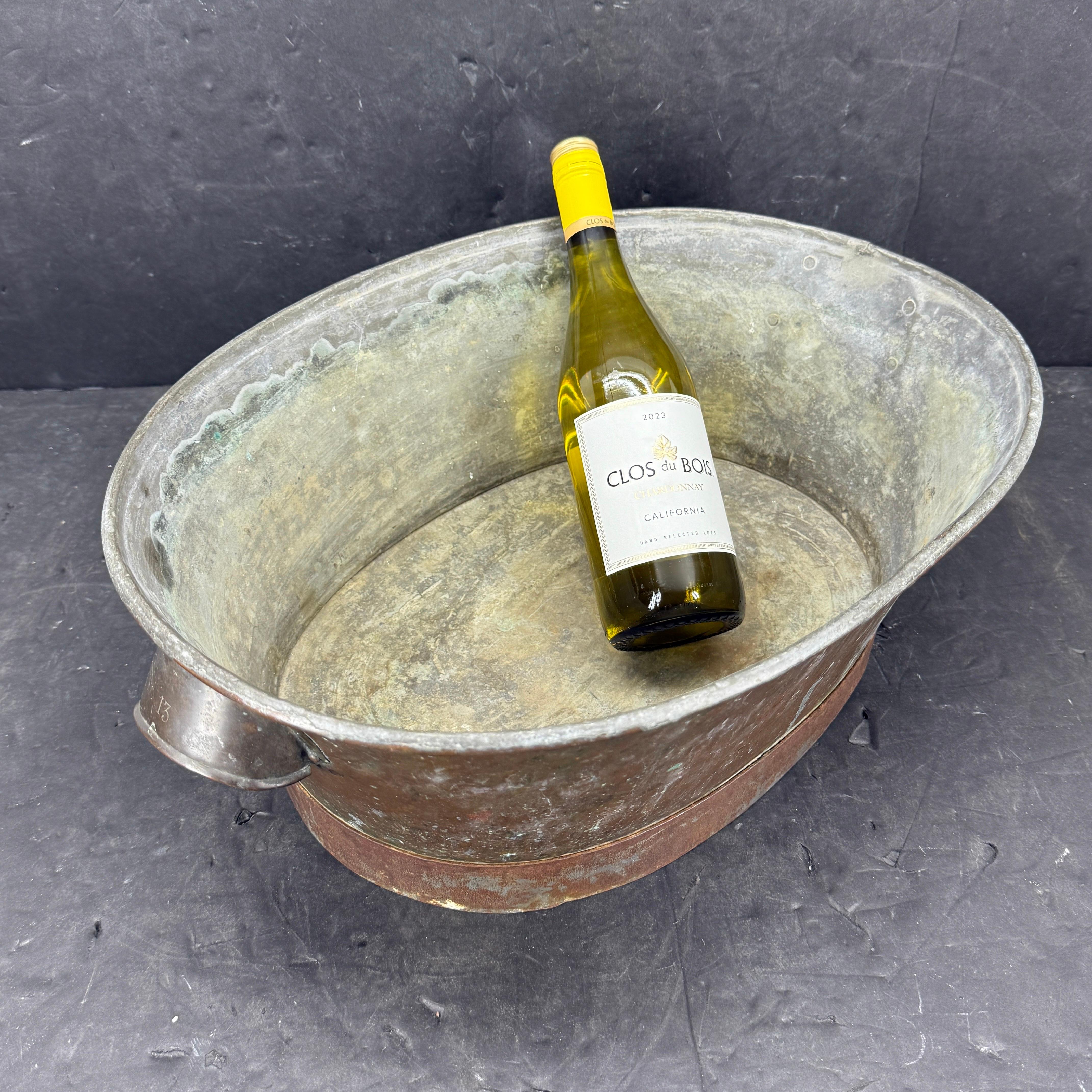 Dieser Vintage-Champagner- oder Weinkühler mit Griffen hat eine charmante Kupferoberfläche. Dieser handgegossene Eimer, wie er in ganz Europa zu sehen ist, wird jeden Anlass aufwerten. Die natürliche Patina eines Stücks dieses Alters verleiht ihm