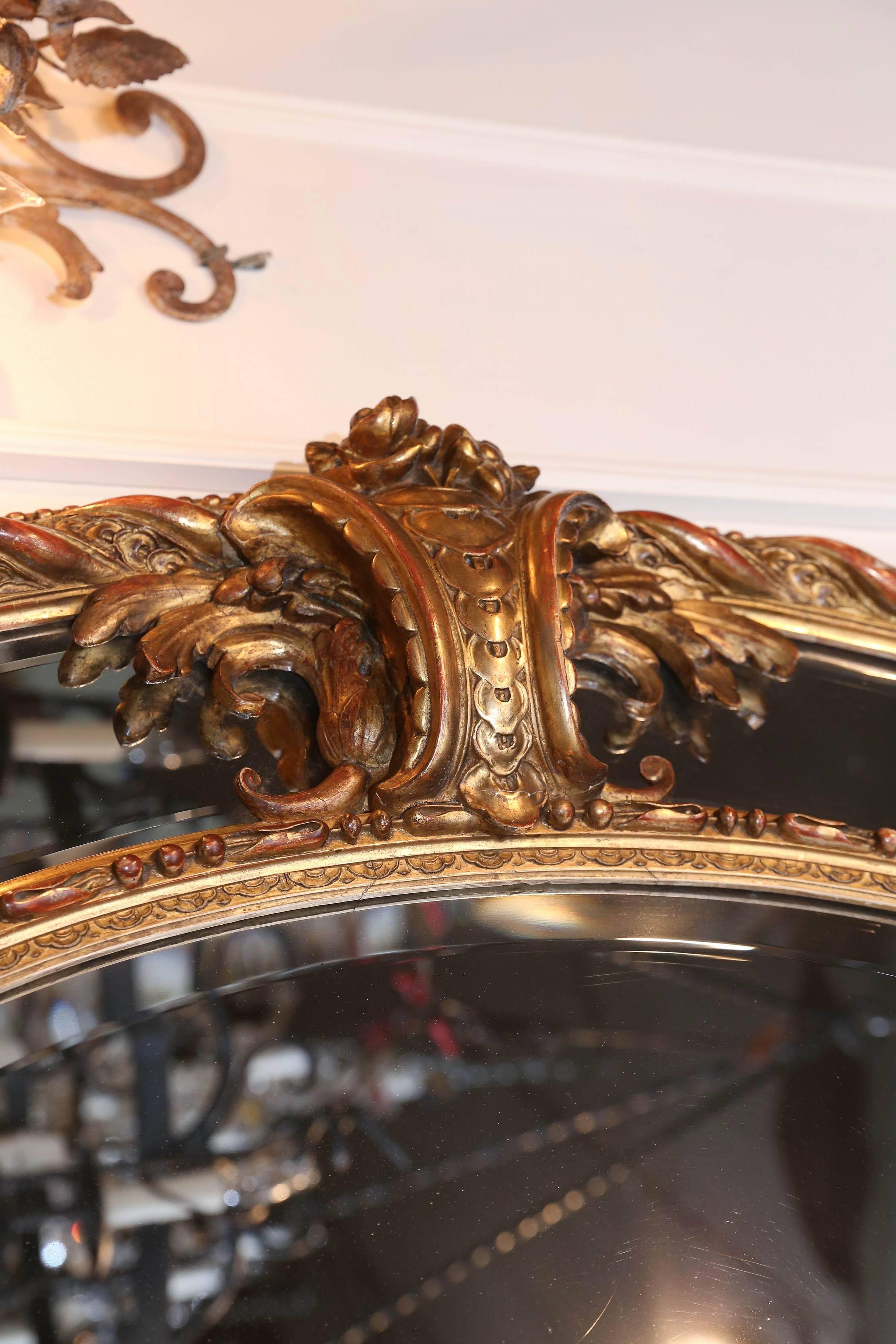 Grand miroir ovale français en bois doré avec miroirs biseautés, 19ème siècle en vente 2