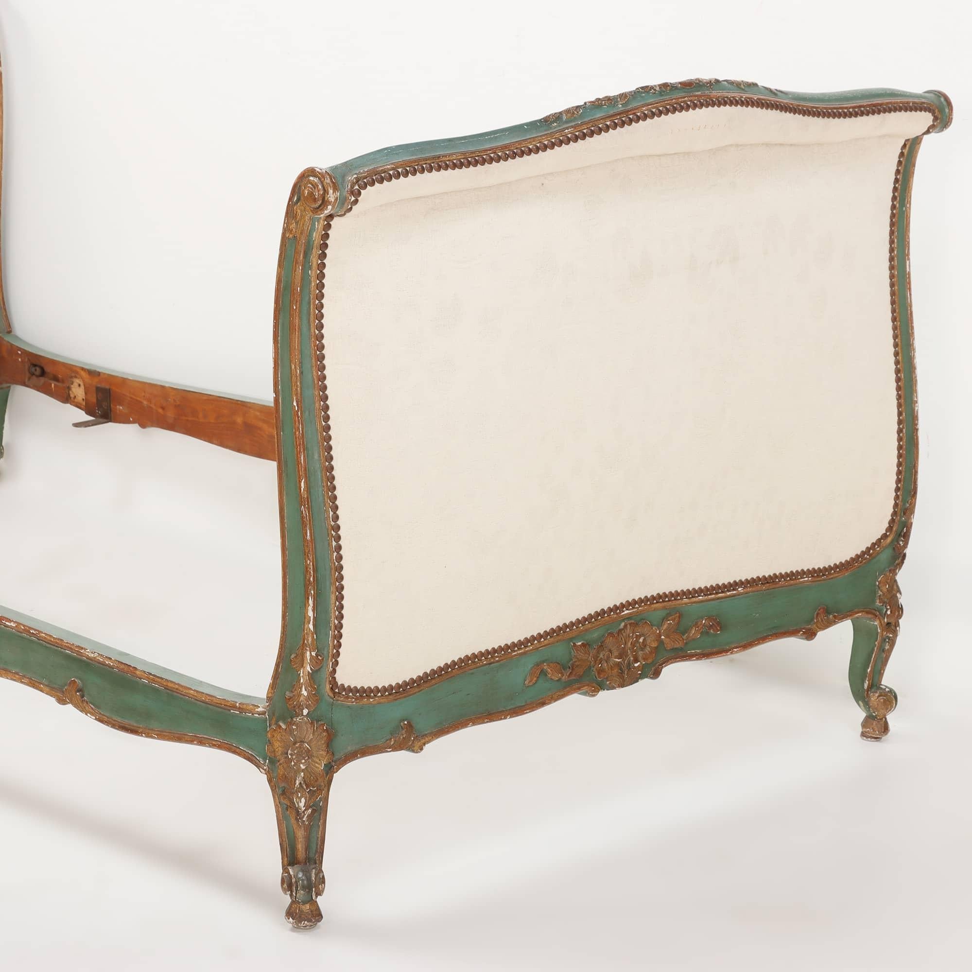 Large French painted and gilt carved daybed C 1900. In Good Condition In Philadelphia, PA