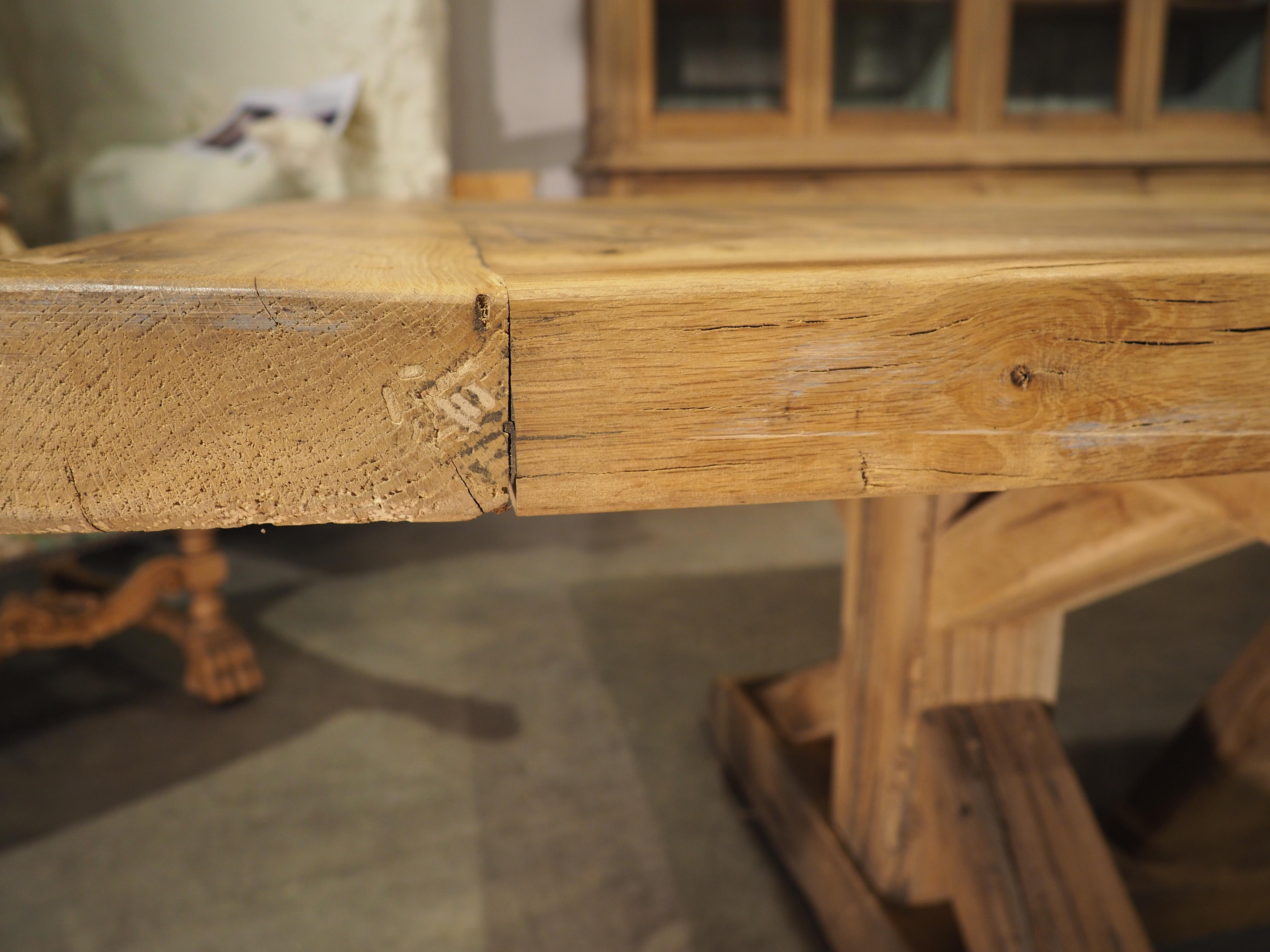 Gran Mesa de Comedor Francesa con Tablero de Parquet hecho con Vigas de Roble Rubio Antiguo en venta 3