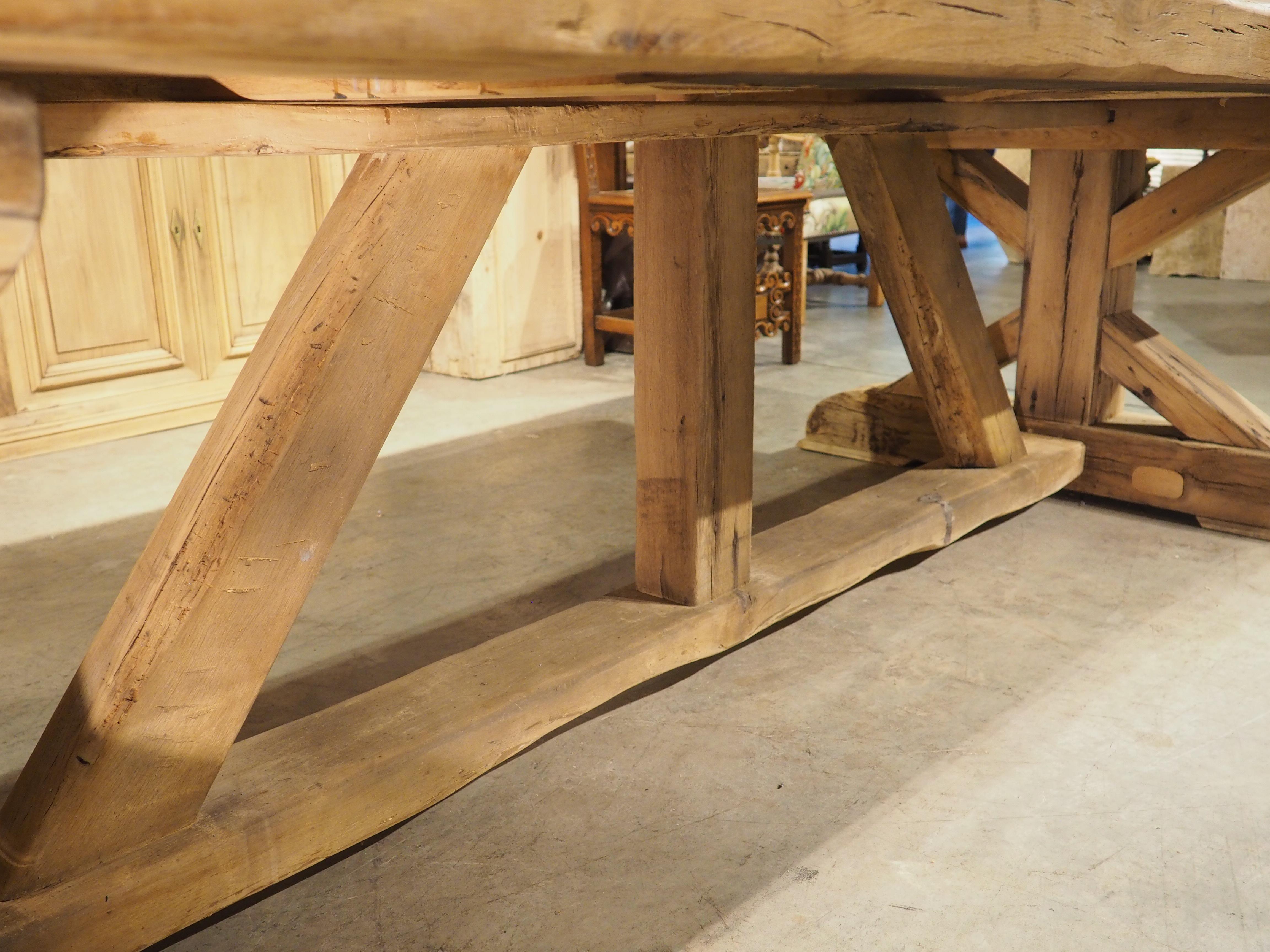 Gran Mesa de Comedor Francesa con Tablero de Parquet hecho con Vigas de Roble Rubio Antiguo en venta 4