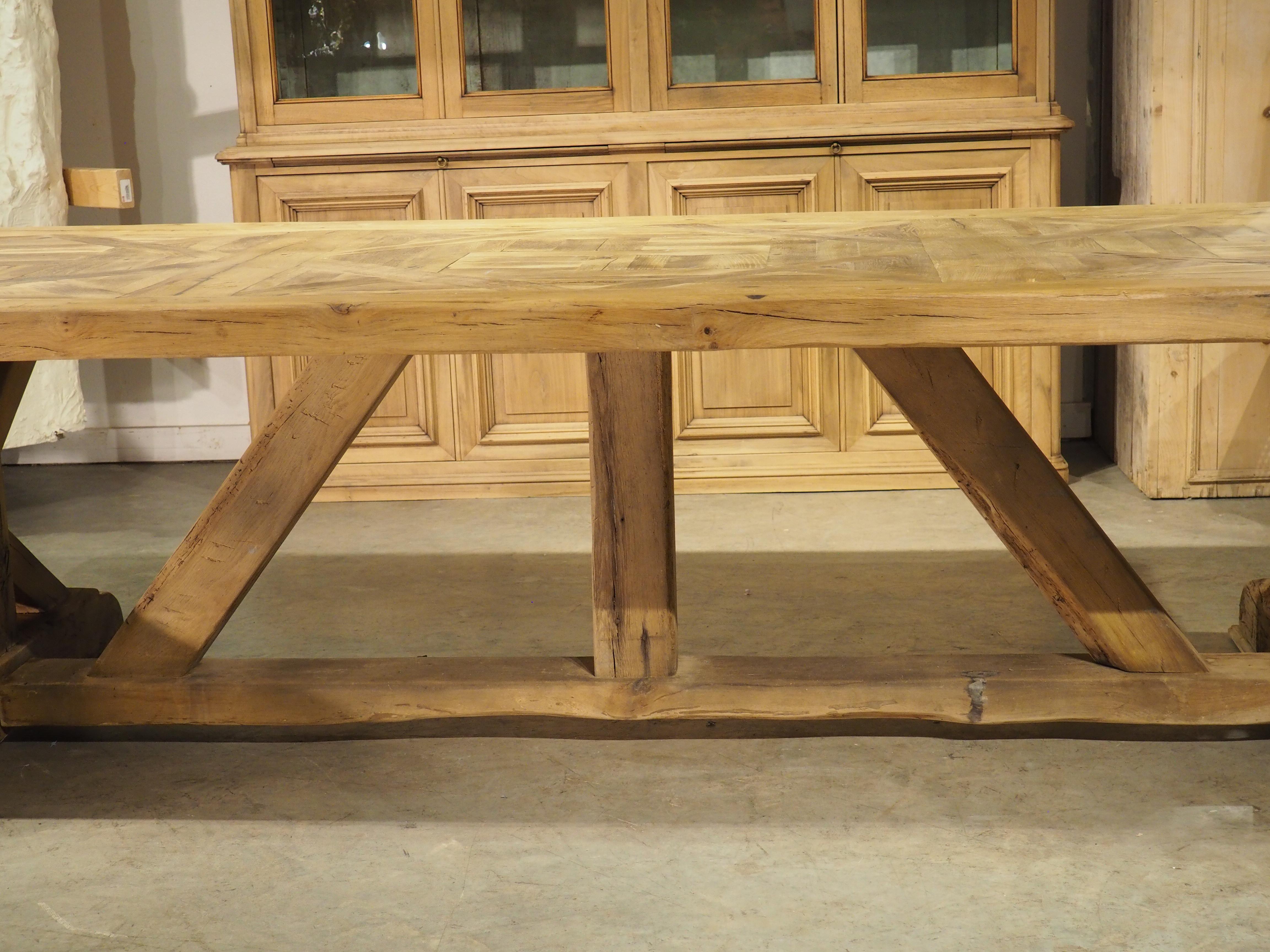 Gran Mesa de Comedor Francesa con Tablero de Parquet hecho con Vigas de Roble Rubio Antiguo en venta 5