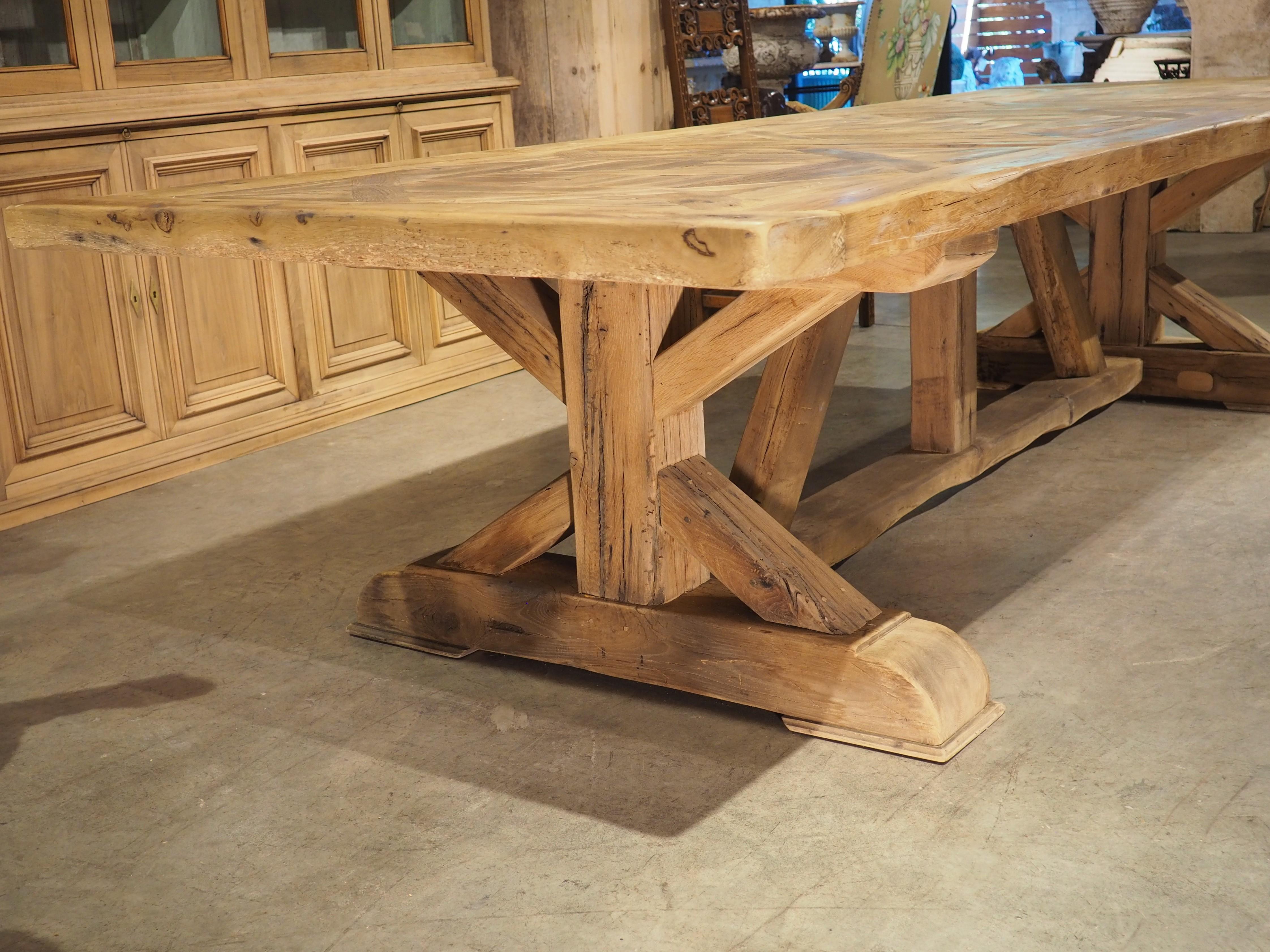 Gran Mesa de Comedor Francesa con Tablero de Parquet hecho con Vigas de Roble Rubio Antiguo en venta 7