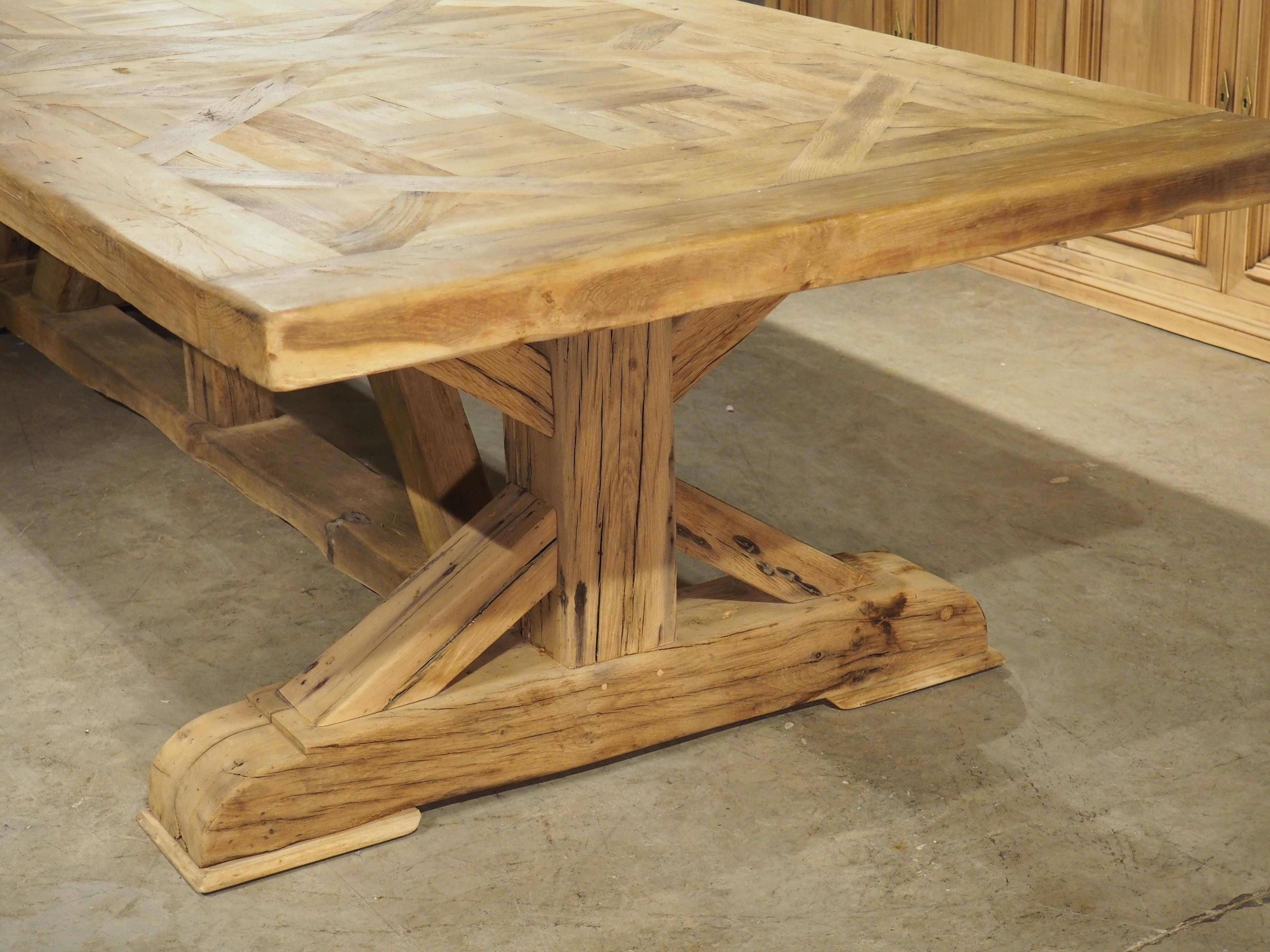 Gran Mesa de Comedor Francesa con Tablero de Parquet hecho con Vigas de Roble Rubio Antiguo en venta 8