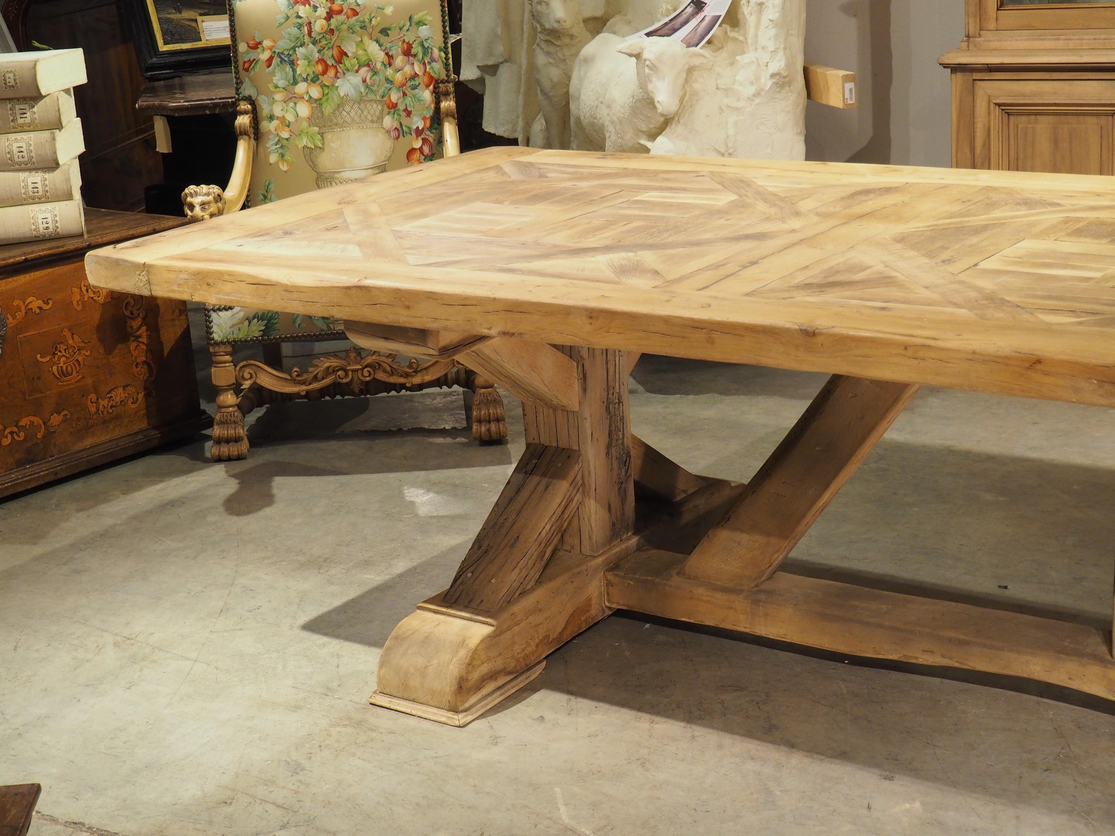 Gran Mesa de Comedor Francesa con Tablero de Parquet hecho con Vigas de Roble Rubio Antiguo en venta 9
