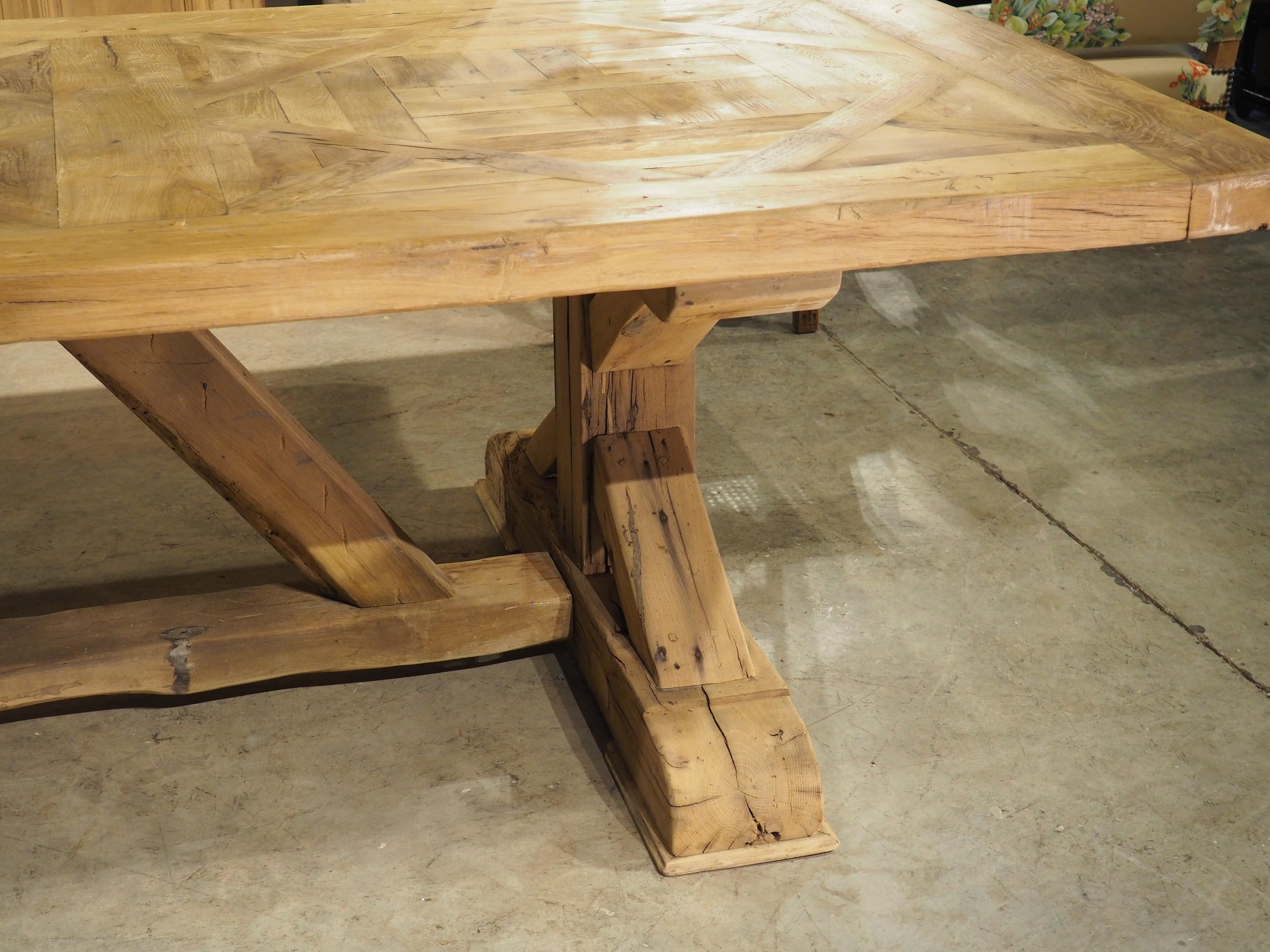 Gran Mesa de Comedor Francesa con Tablero de Parquet hecho con Vigas de Roble Rubio Antiguo en venta 10