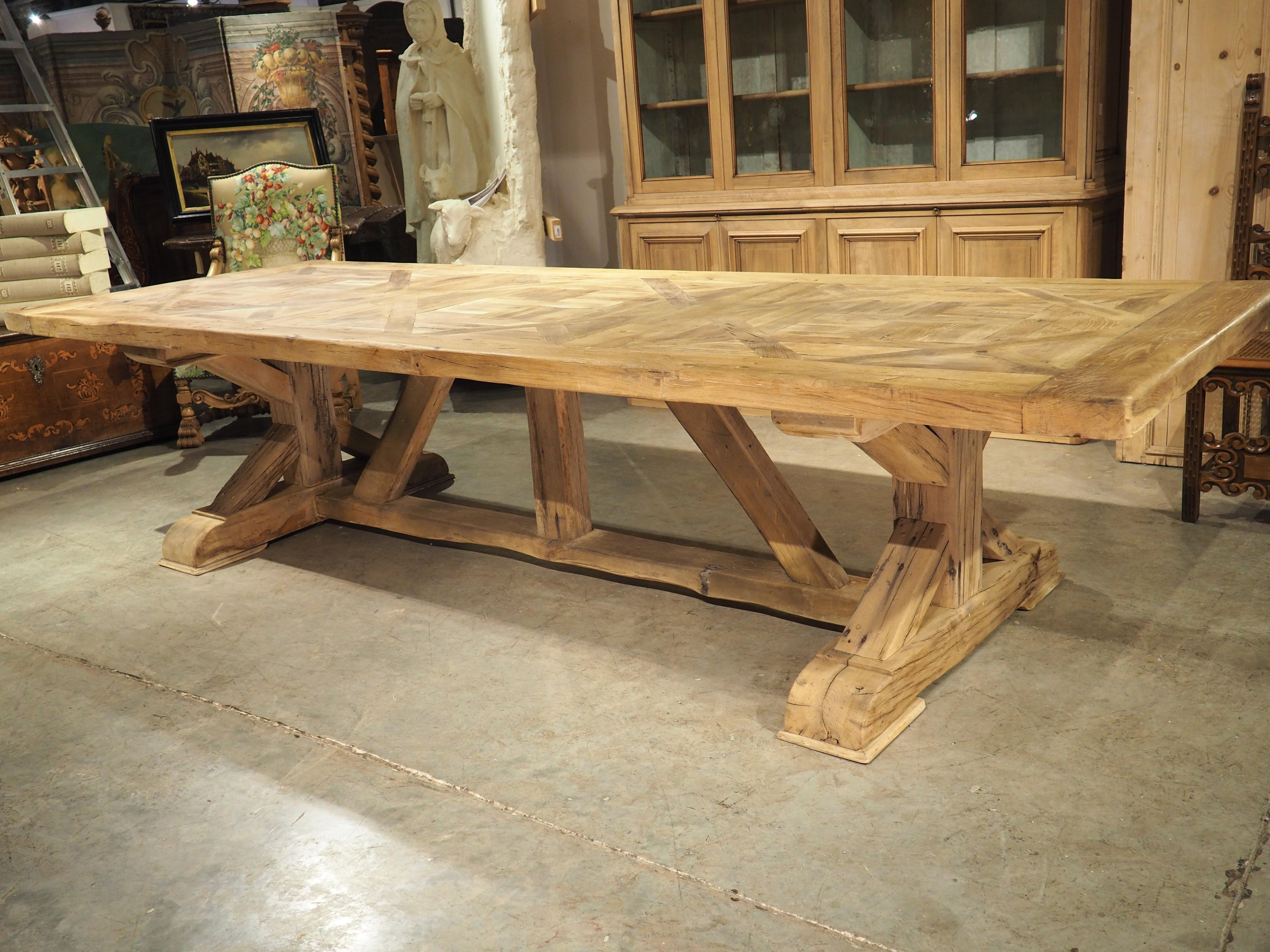 Gran Mesa de Comedor Francesa con Tablero de Parquet hecho con Vigas de Roble Rubio Antiguo en venta 11