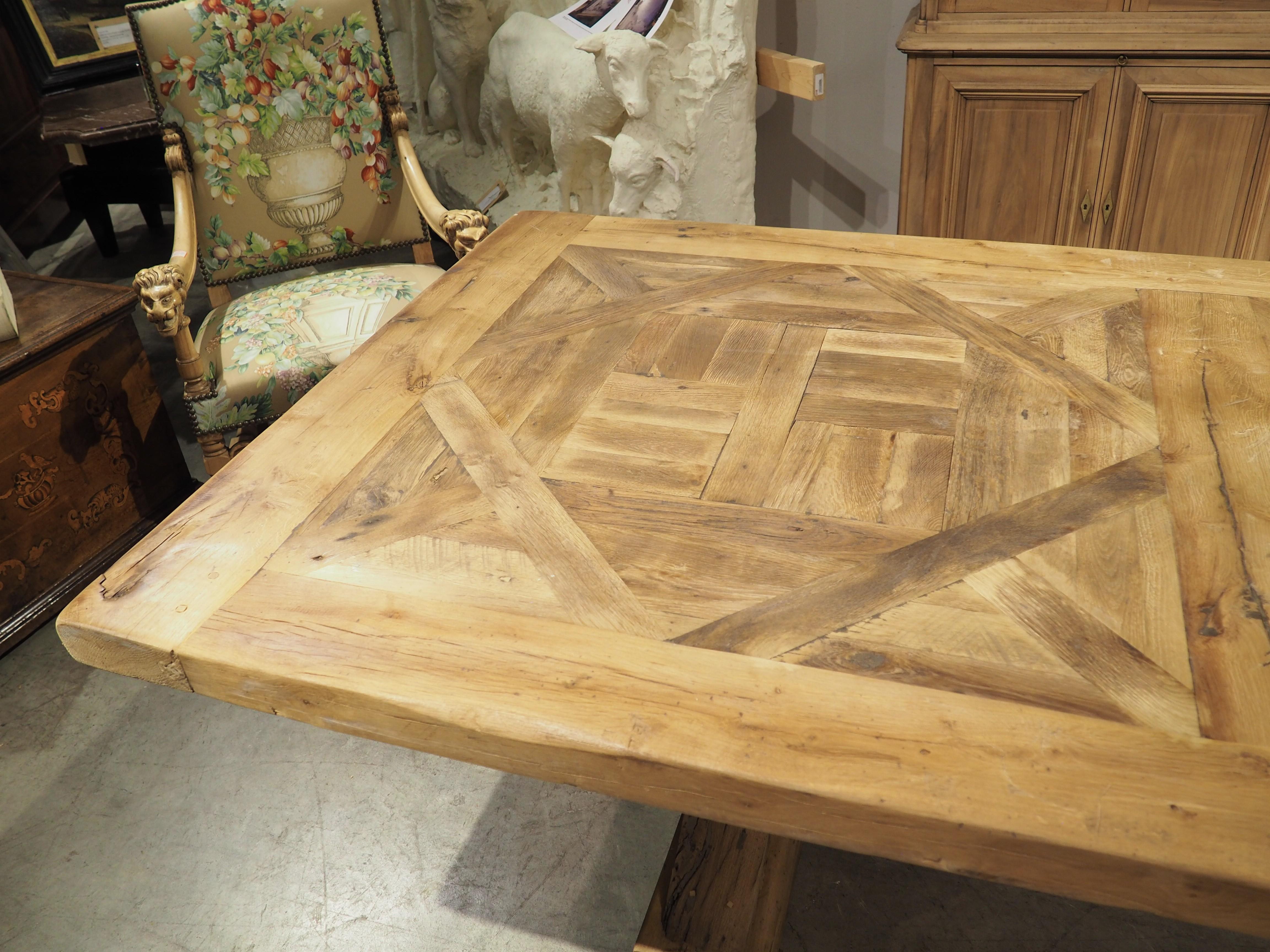 Gran Mesa de Comedor Francesa con Tablero de Parquet hecho con Vigas de Roble Rubio Antiguo en venta 12