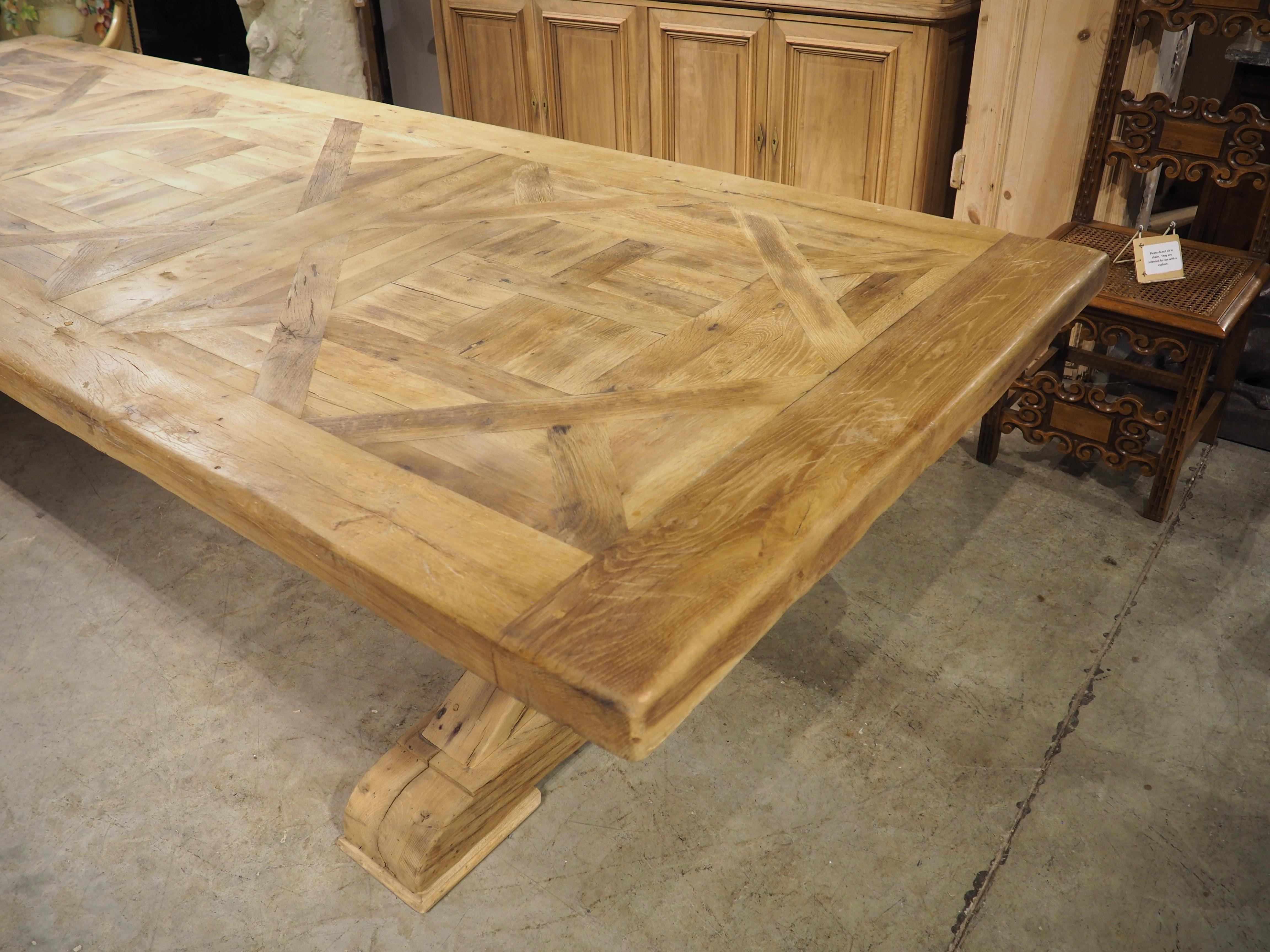 Más información próximamente...

Esta gran mesa de comedor francesa presenta un tablero de parqué de tres tableros sobre un robusto caballete.  Los elementos de la mesa están hechos de roble rubio antiguo, reutilizado de muebles viejos, para formar