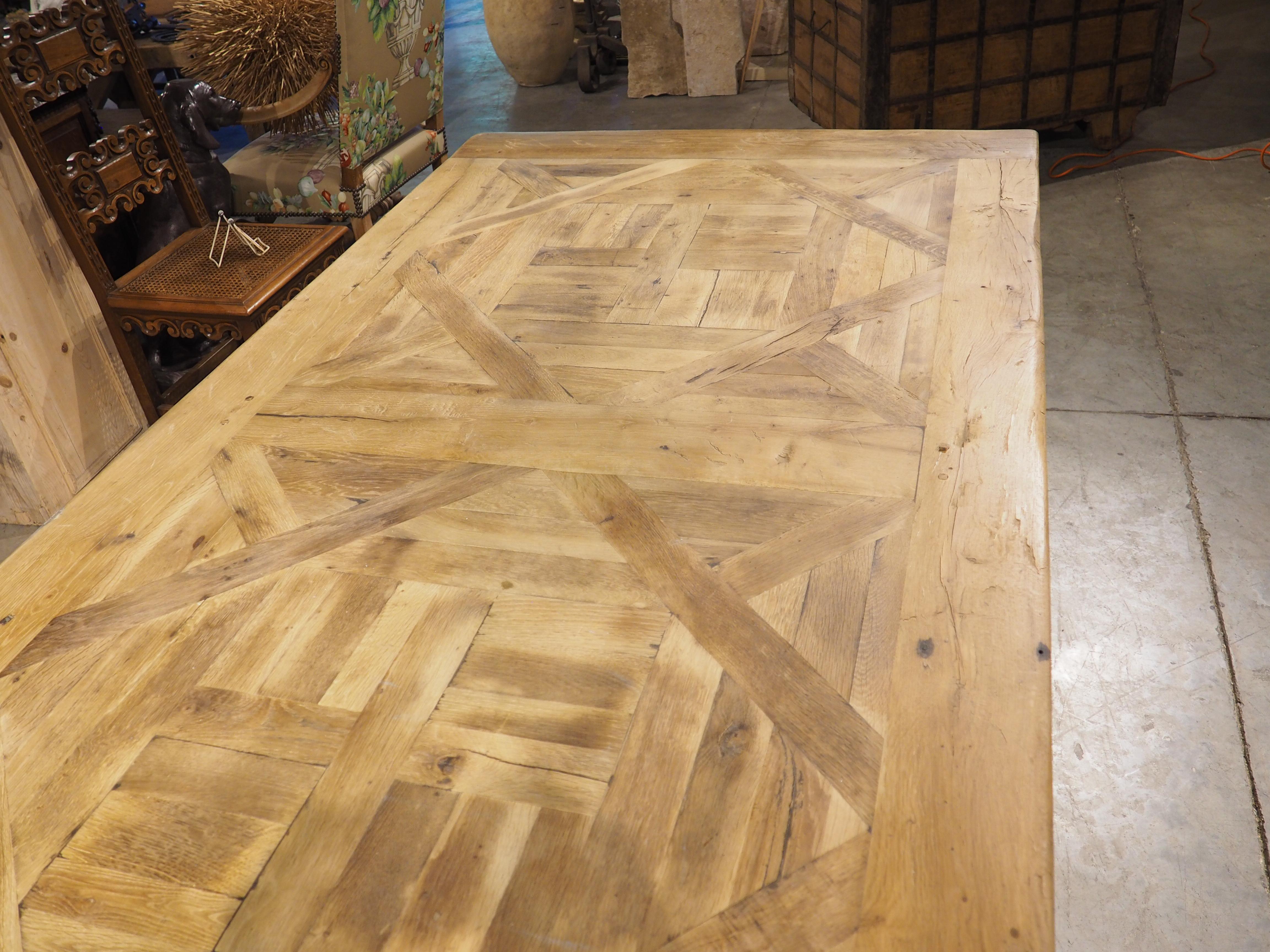 Gran Mesa de Comedor Francesa con Tablero de Parquet hecho con Vigas de Roble Rubio Antiguo en venta 13