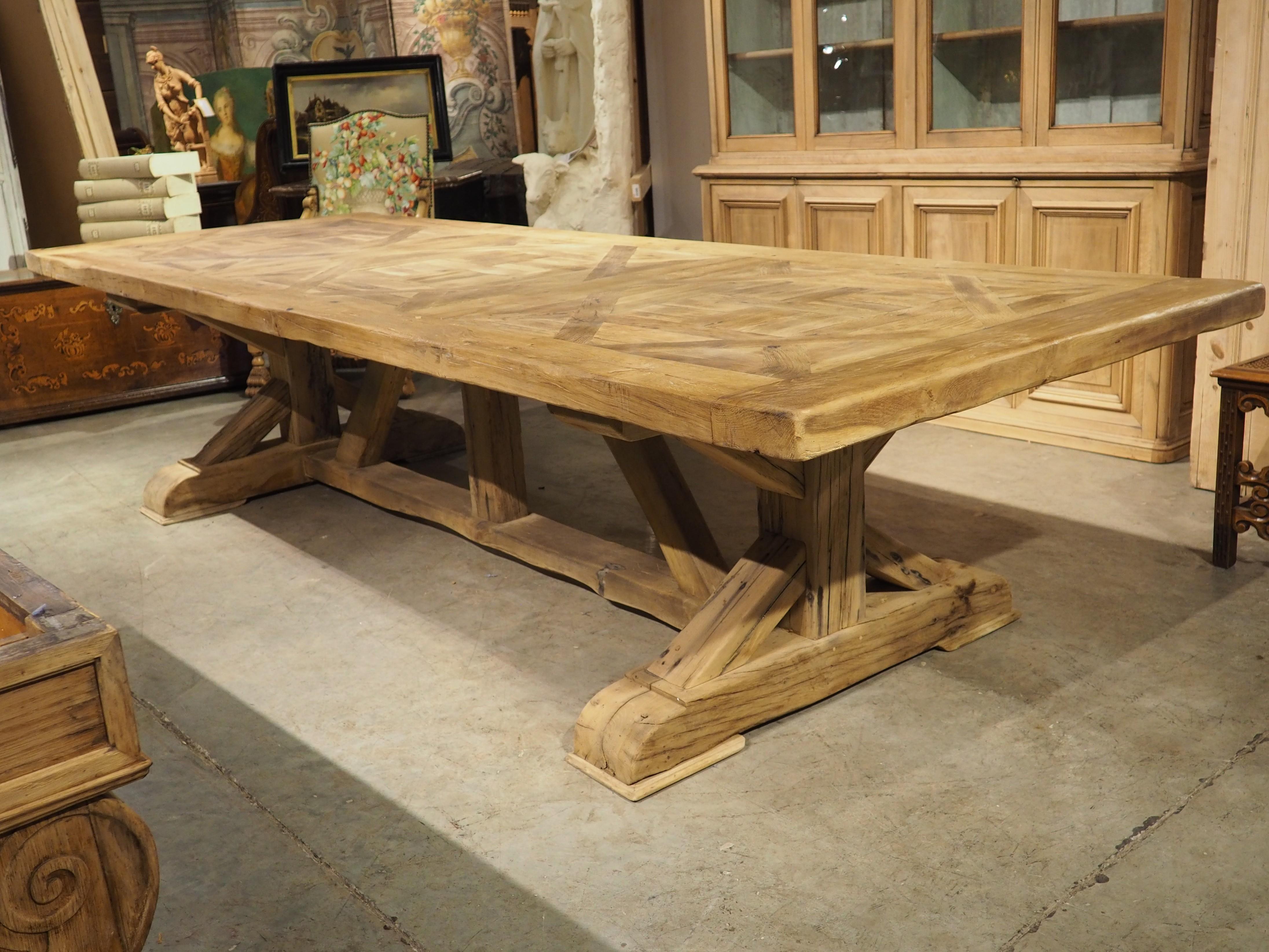 Gran Mesa de Comedor Francesa con Tablero de Parquet hecho con Vigas de Roble Rubio Antiguo Francés en venta