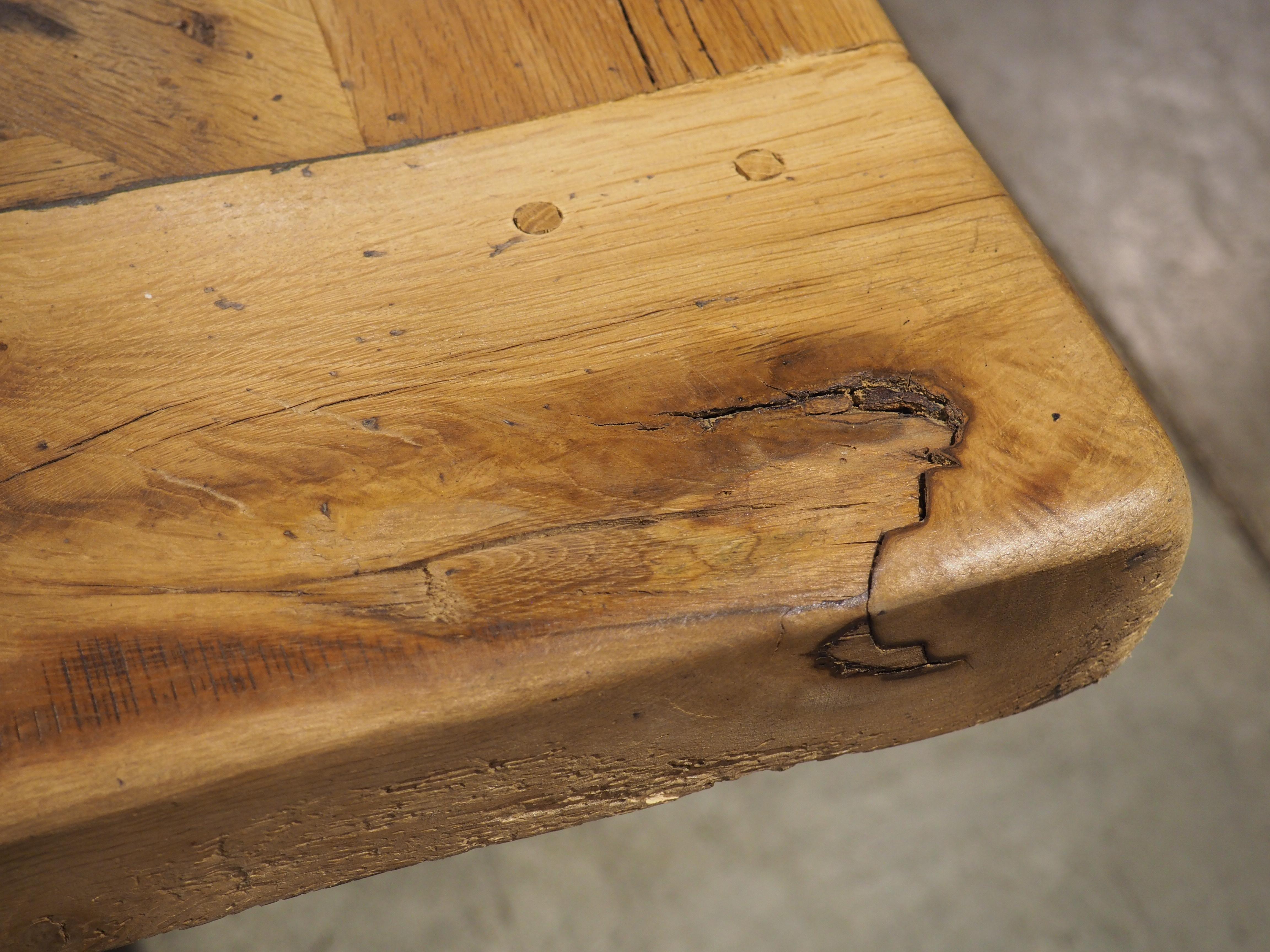 Gran Mesa de Comedor Francesa con Tablero de Parquet hecho con Vigas de Roble Rubio Antiguo Tallado a mano en venta