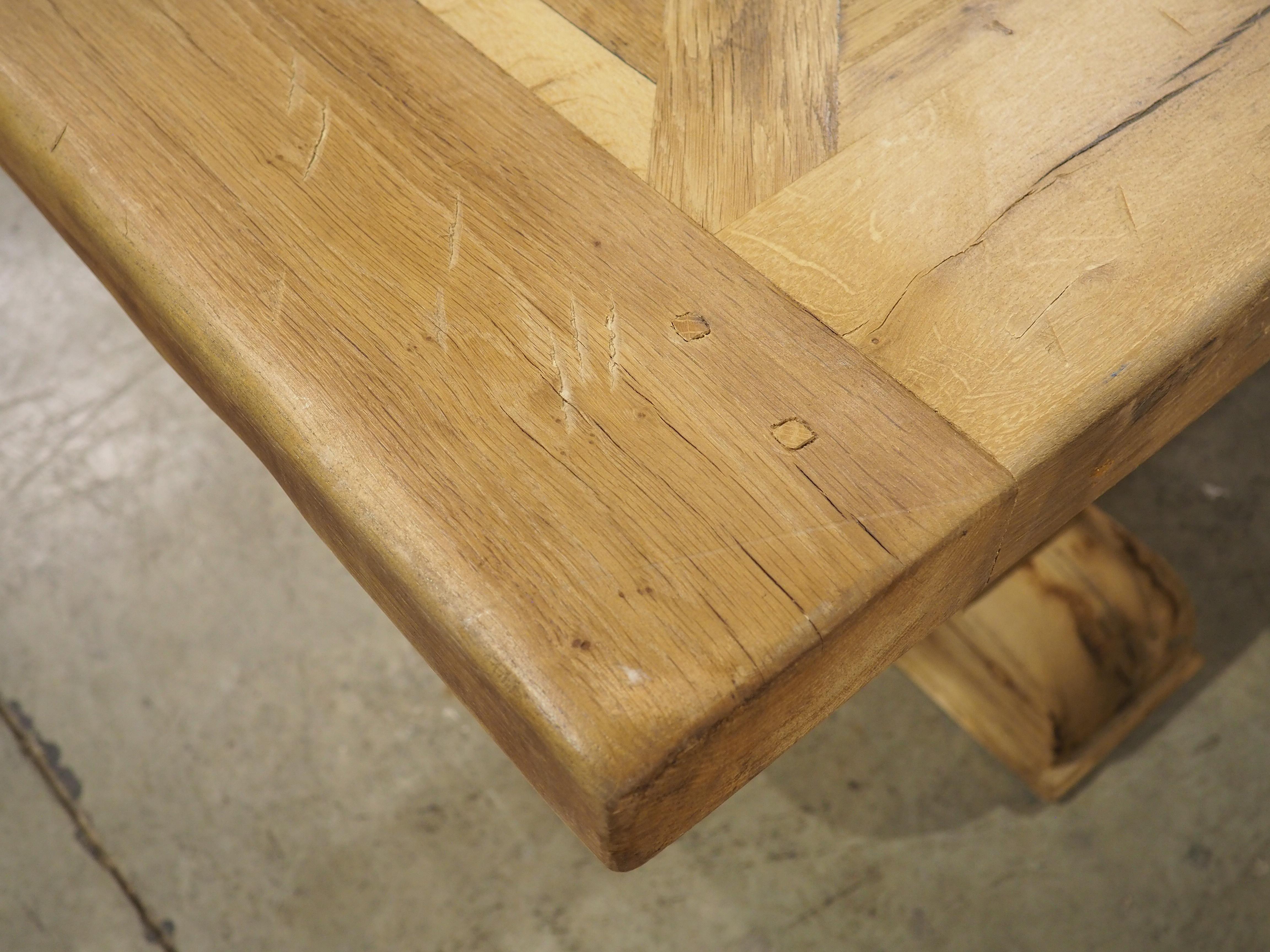 Gran Mesa de Comedor Francesa con Tablero de Parquet hecho con Vigas de Roble Rubio Antiguo Madera en venta