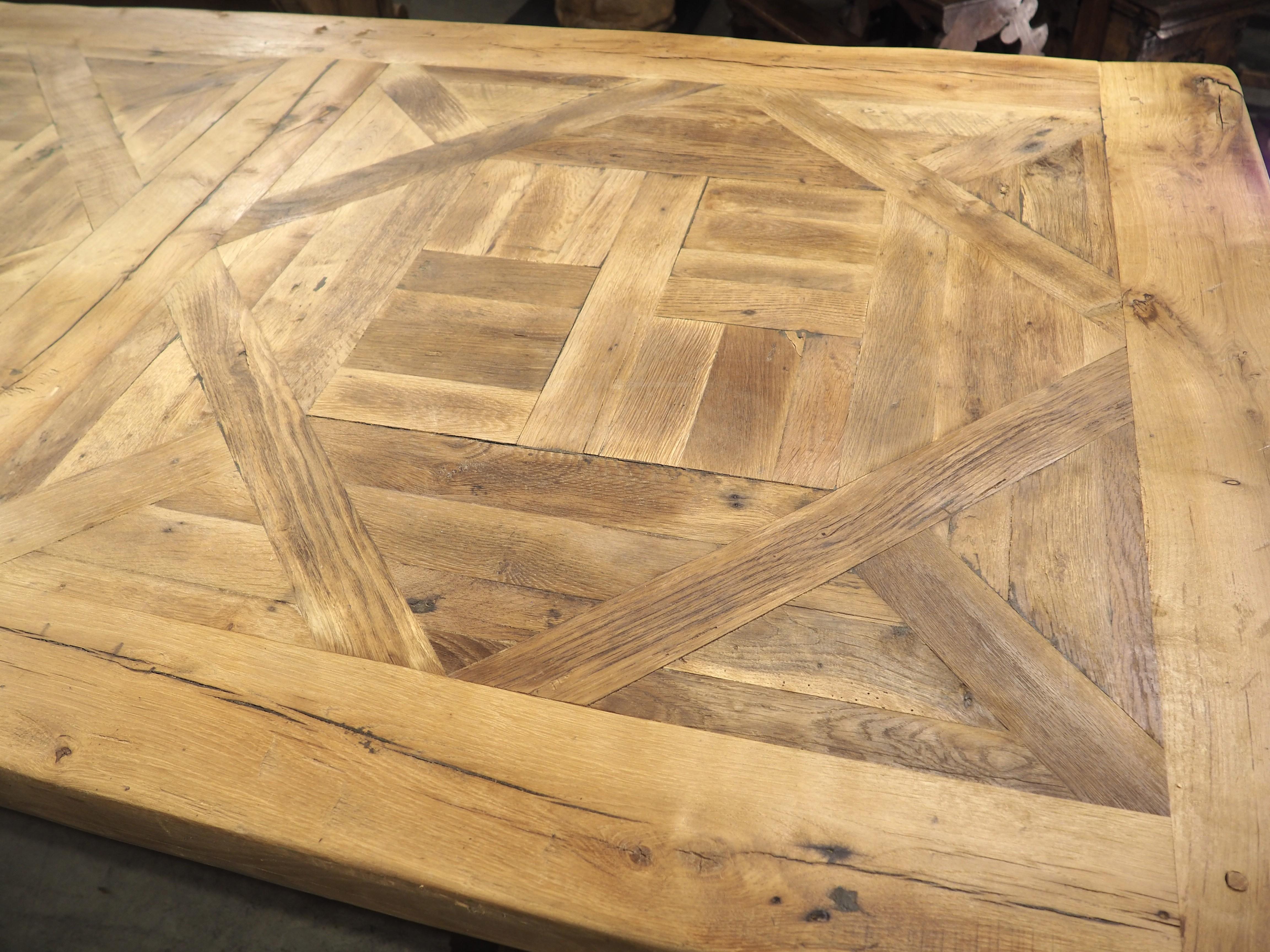 Gran Mesa de Comedor Francesa con Tablero de Parquet hecho con Vigas de Roble Rubio Antiguo en venta 1