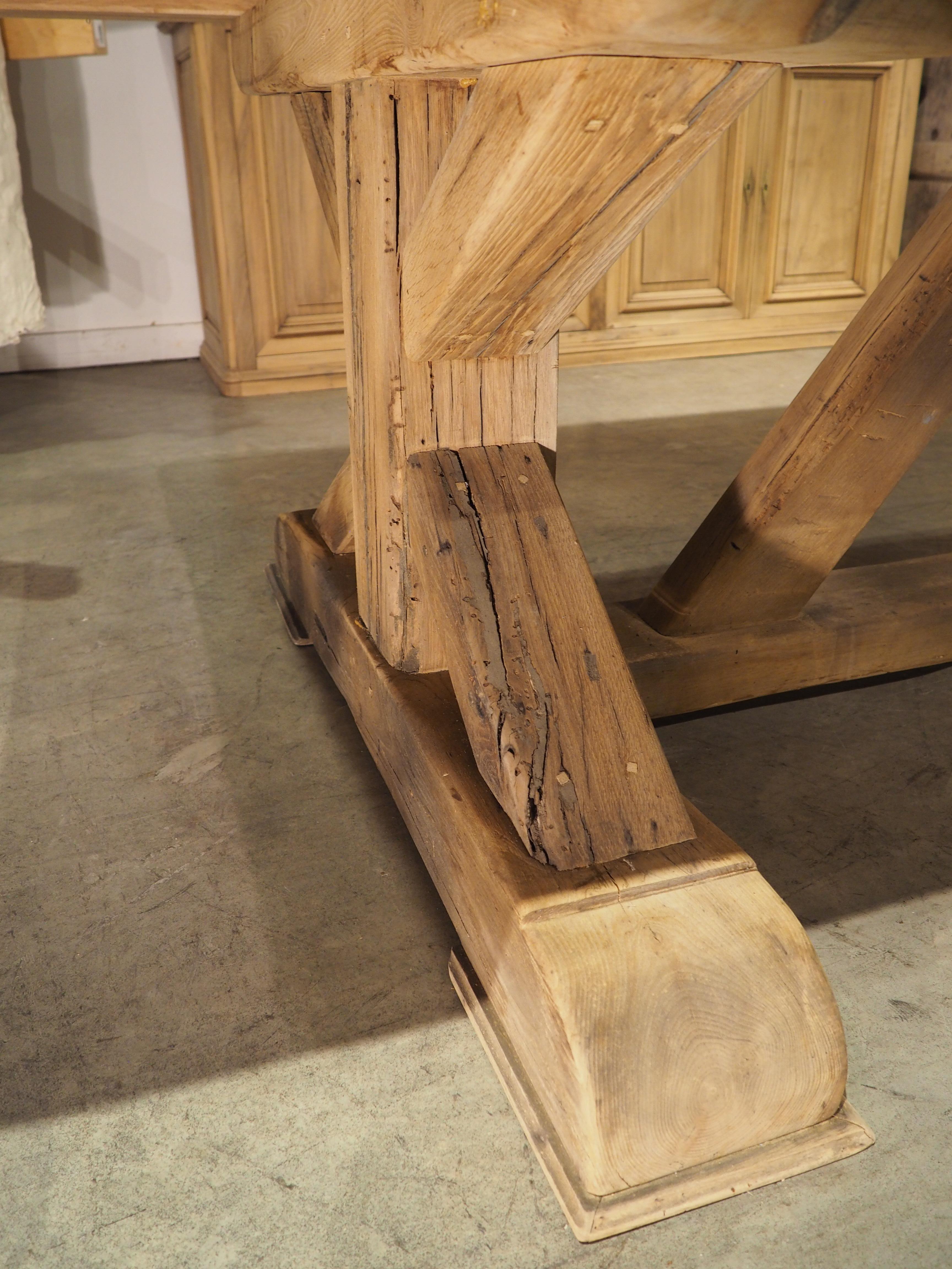 Gran Mesa de Comedor Francesa con Tablero de Parquet hecho con Vigas de Roble Rubio Antiguo en venta 2