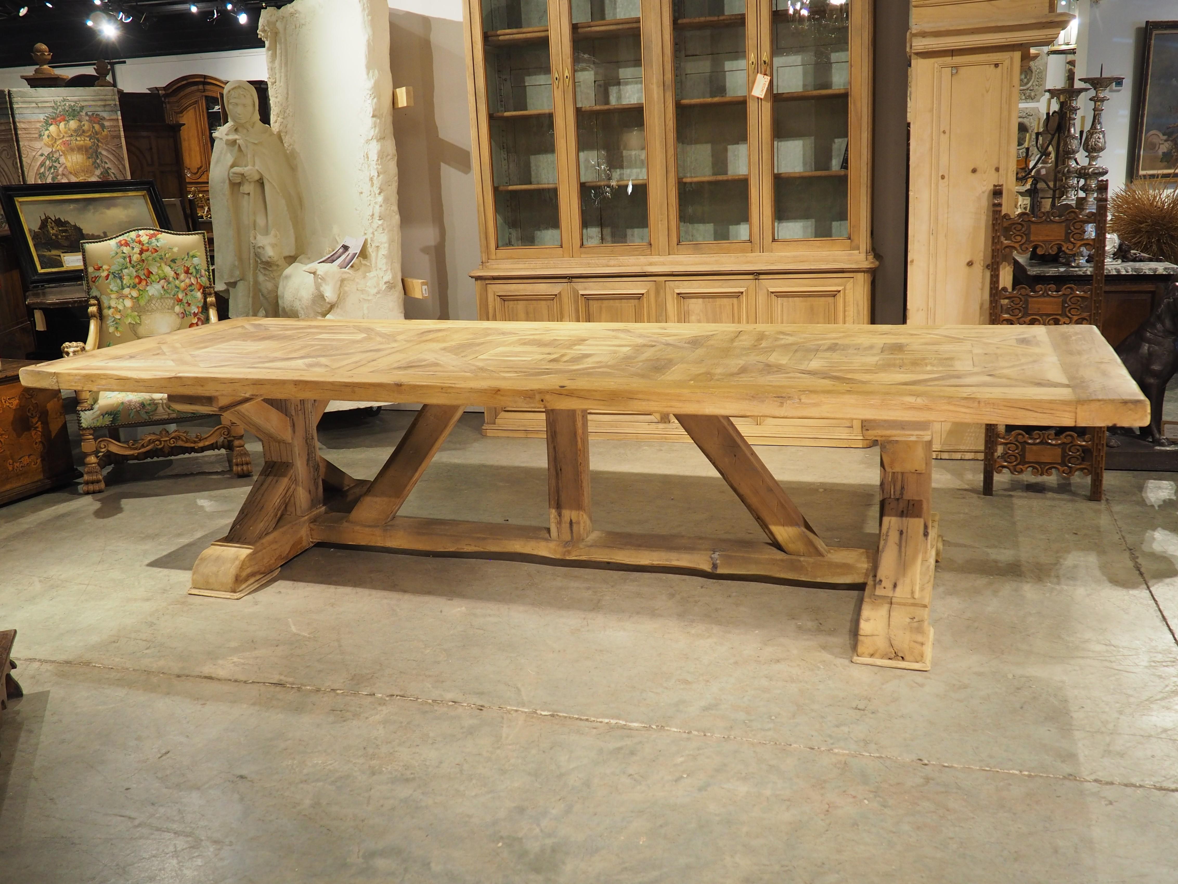 Gran Mesa de Comedor Francesa con Tablero de Parquet hecho con Vigas de Roble Rubio Antiguo en venta