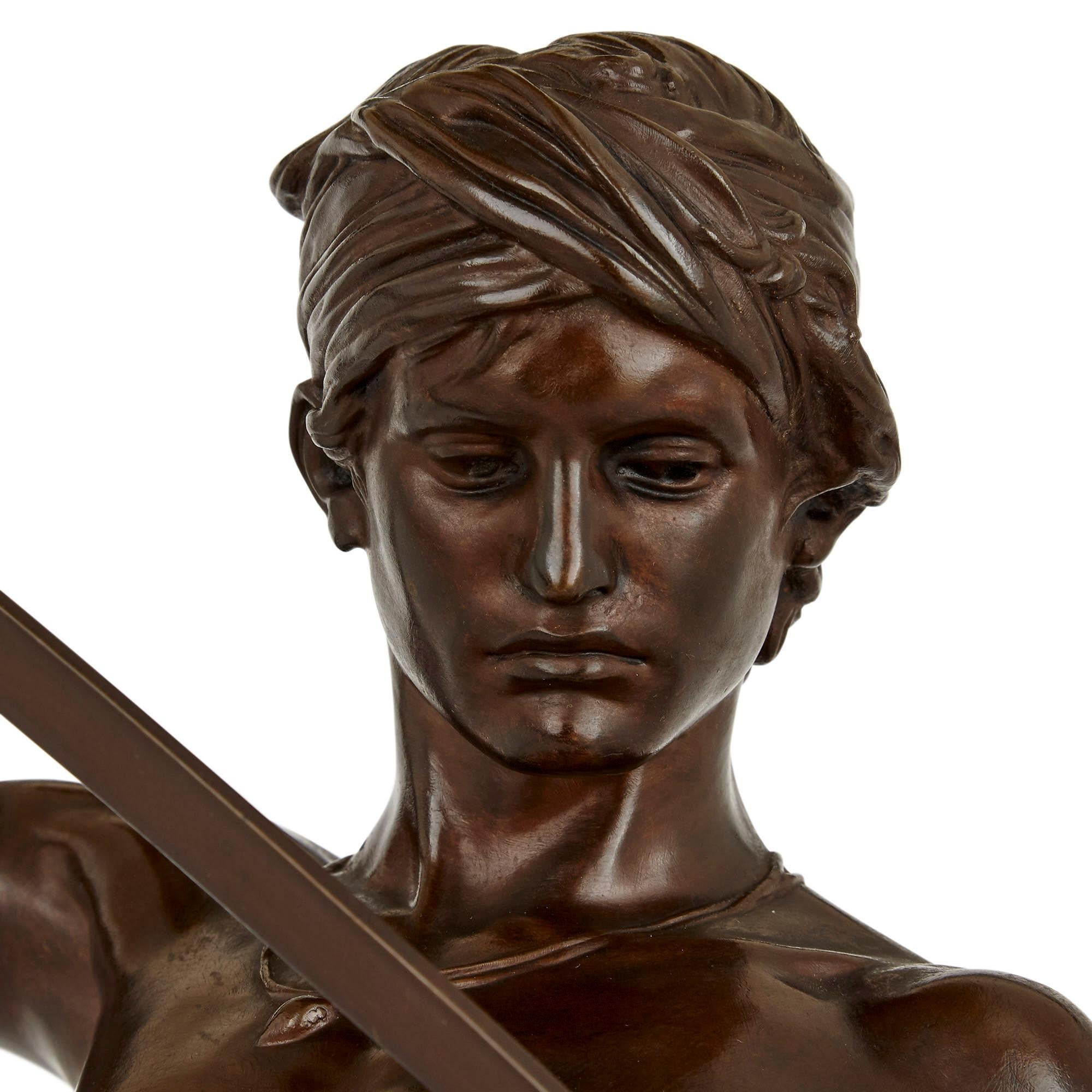 Patiné Grande sculpture française en bronze patiné de David par Mercié et Barbedienne en vente