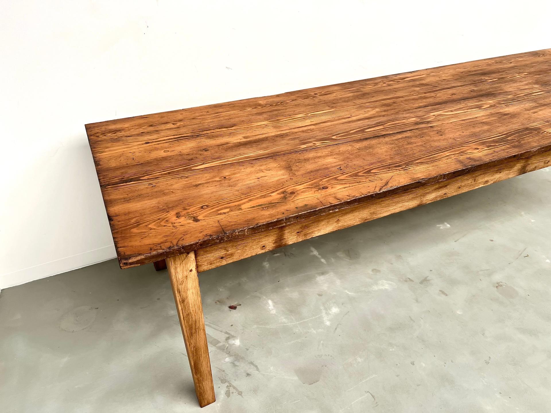 Large french pine farmhouse table – 1970s In Good Condition For Sale In LYON, FR