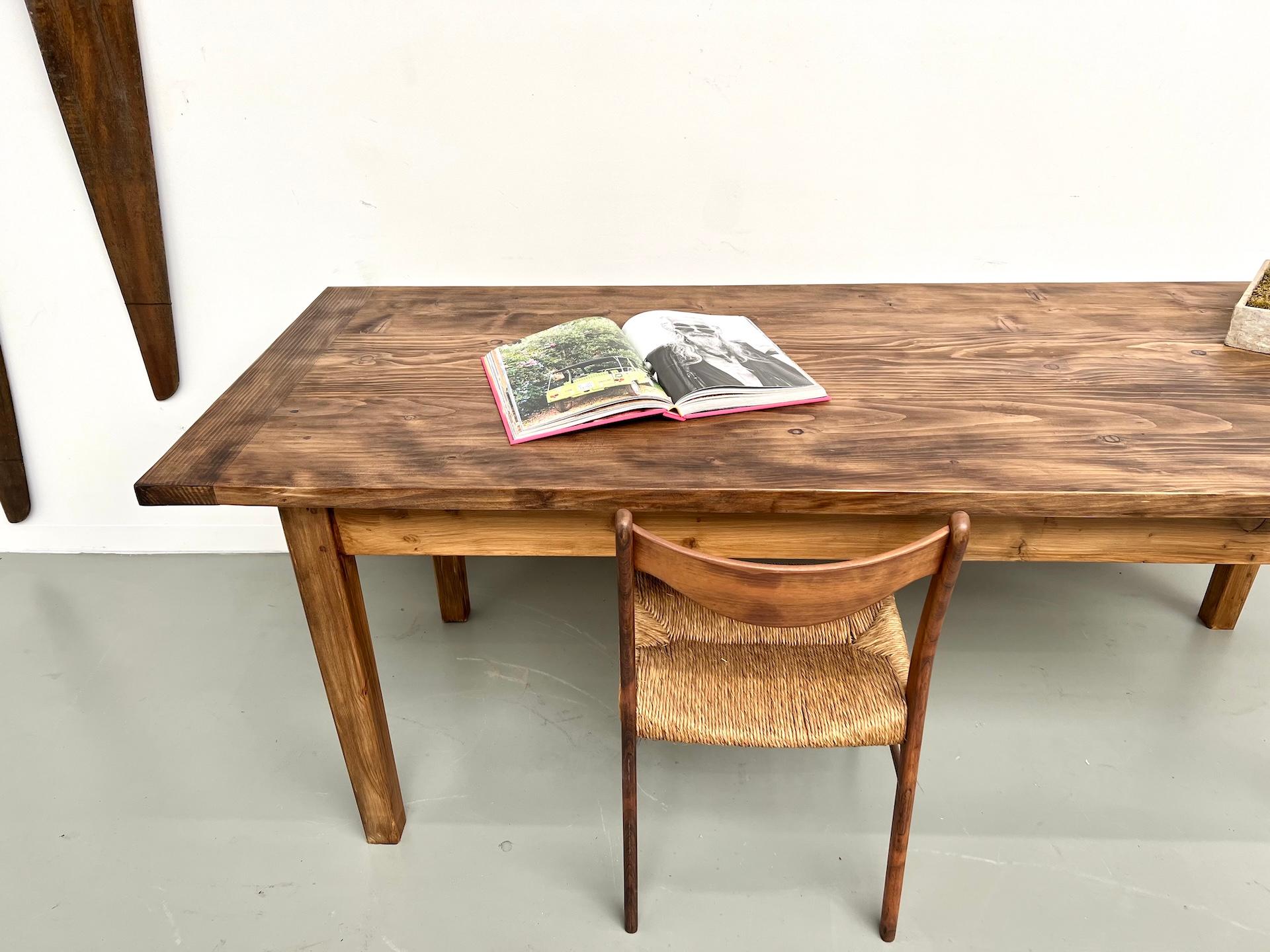 Grande table en pin français, pièce unique fabriquée dans les années 1970. en vente 3