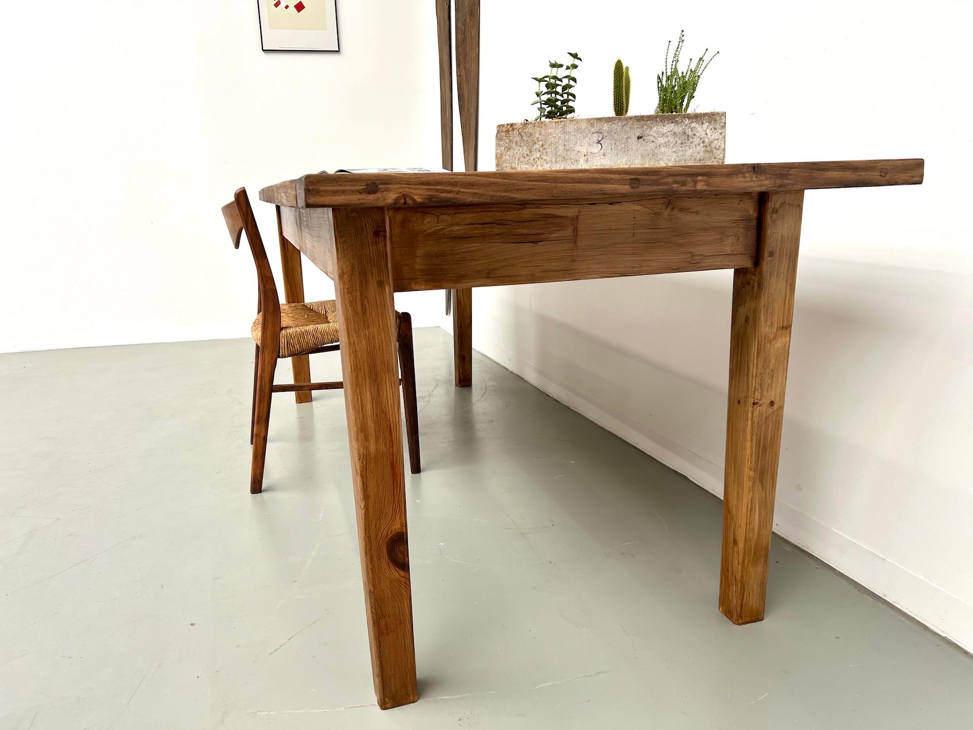 Grande table en pin français, pièce unique fabriquée dans les années 1970. en vente 9