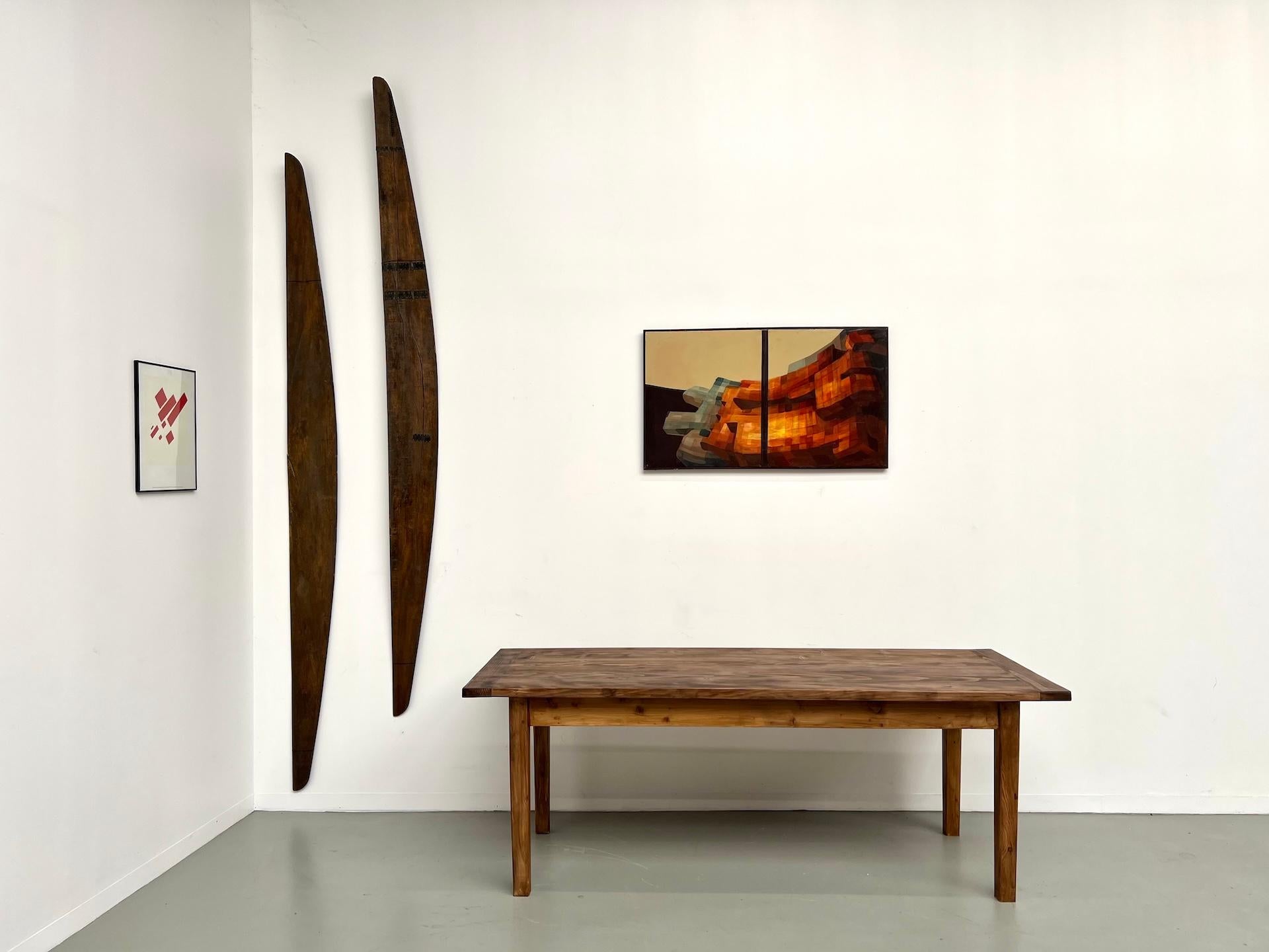 La Maison LECAN présente cette grande table en pin, une pièce unique fabriquée dans les années 1970.

Son épais plateau en pin massif, à la finition subtilement satinée, met en valeur le veinage naturel du bois et lui confère une présence forte et