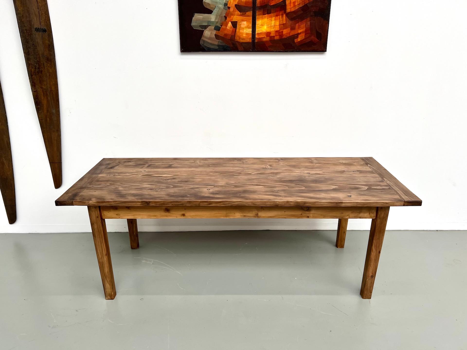 Grande table en pin français, pièce unique fabriquée dans les années 1970. Bon état - En vente à LYON, FR