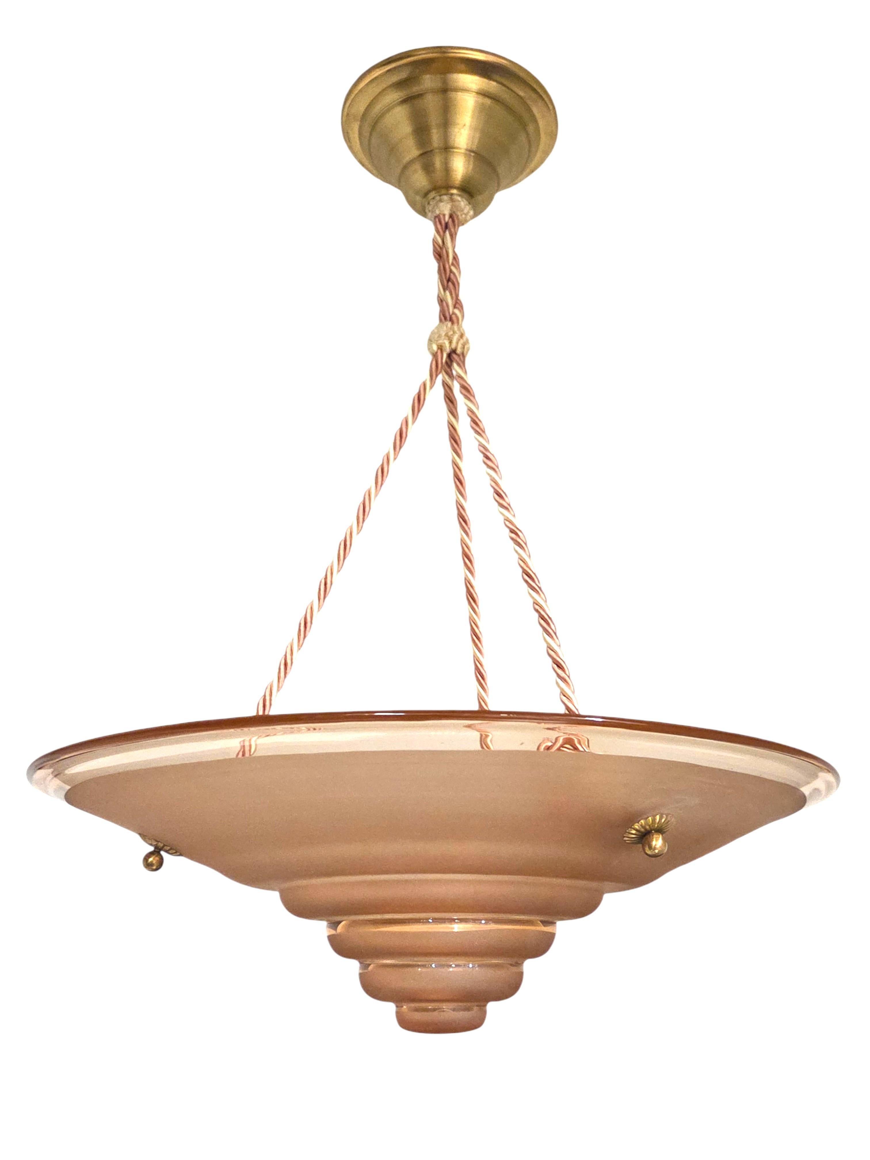 Français Grand pendentif en verre d'art français rose, saumon, rose avec cordelette en vente