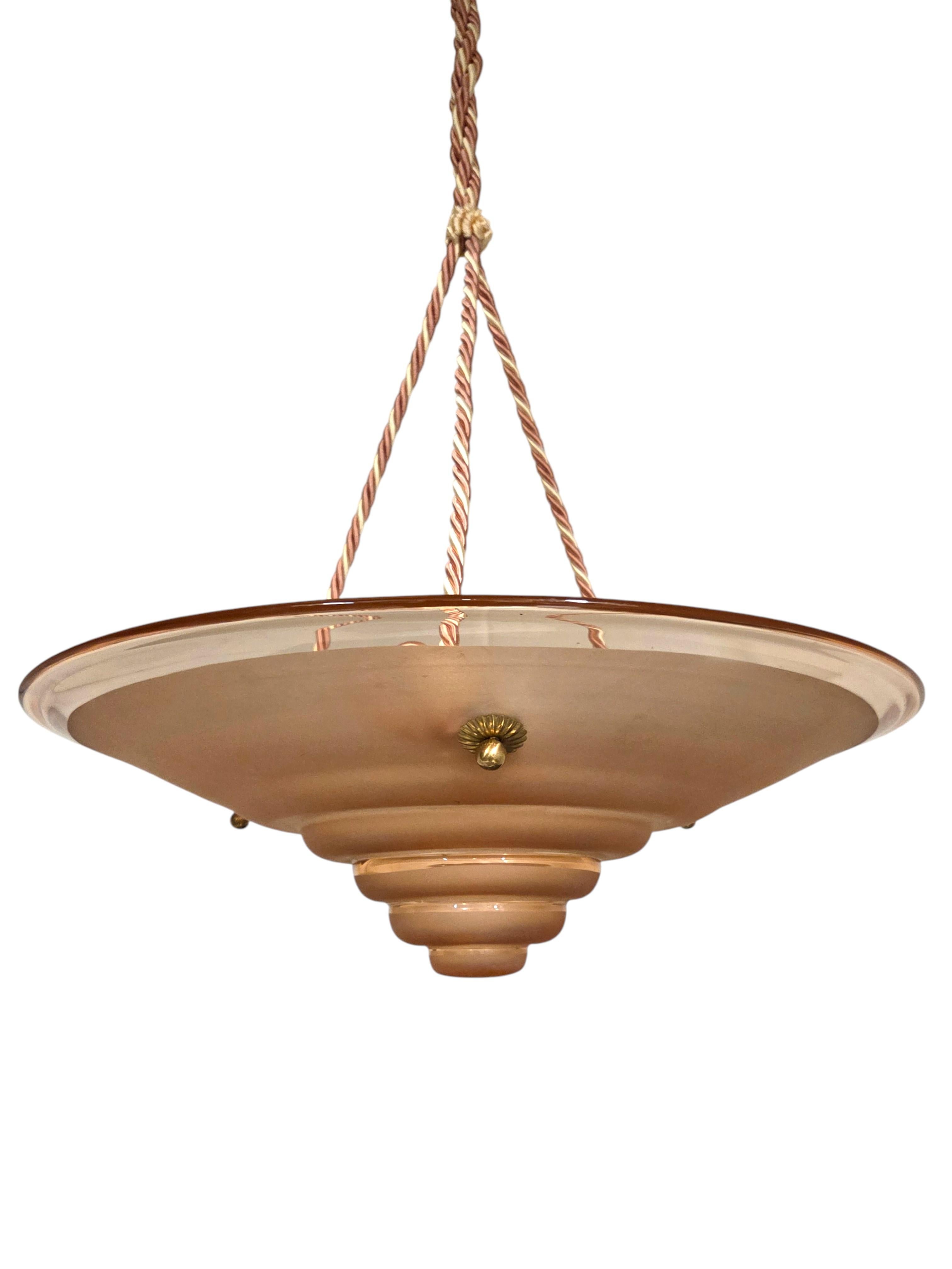 Grand pendentif en verre d'art français rose, saumon, rose avec cordelette Bon état - En vente à New York City, NY