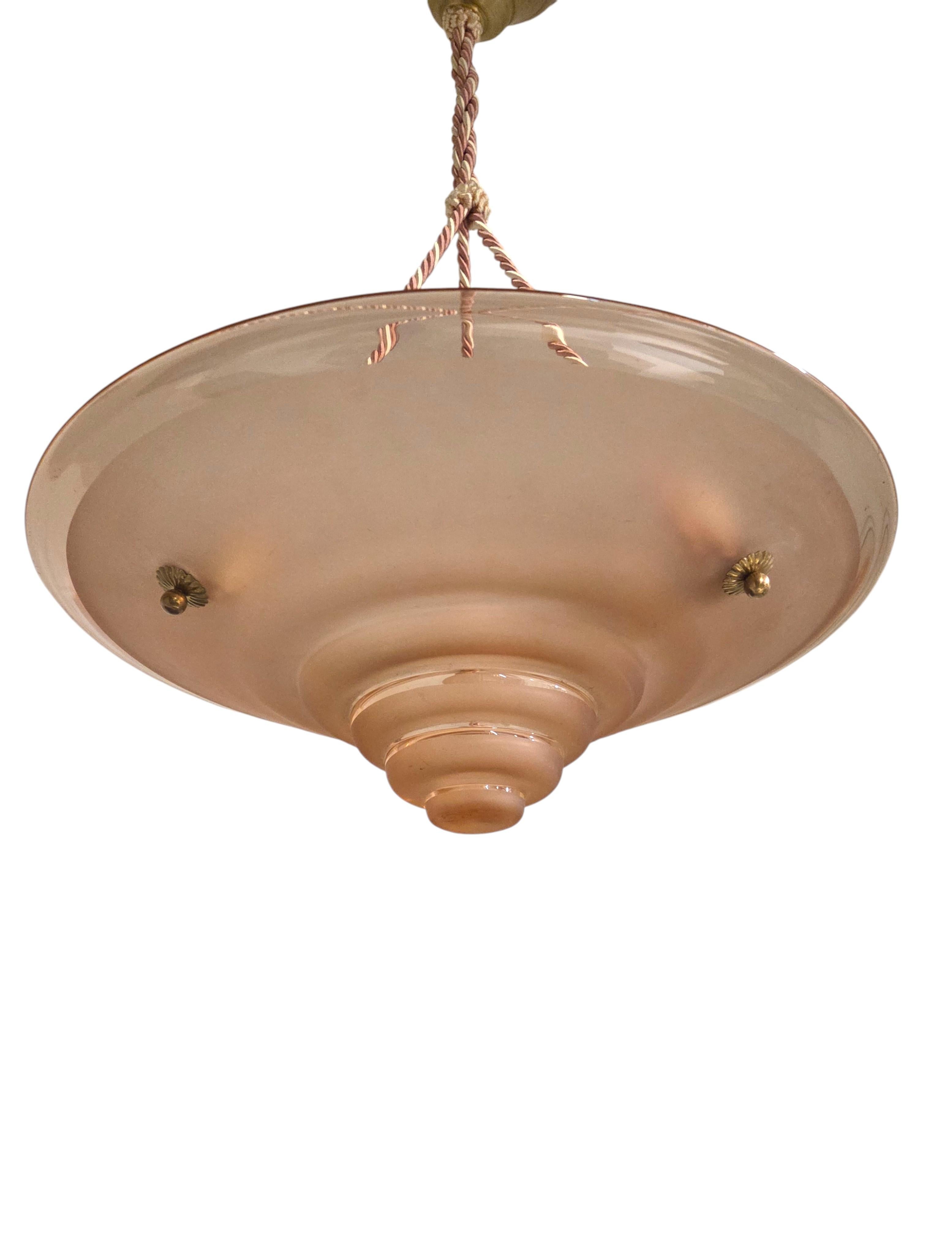 Laiton Grand pendentif en verre d'art français rose, saumon, rose avec cordelette en vente