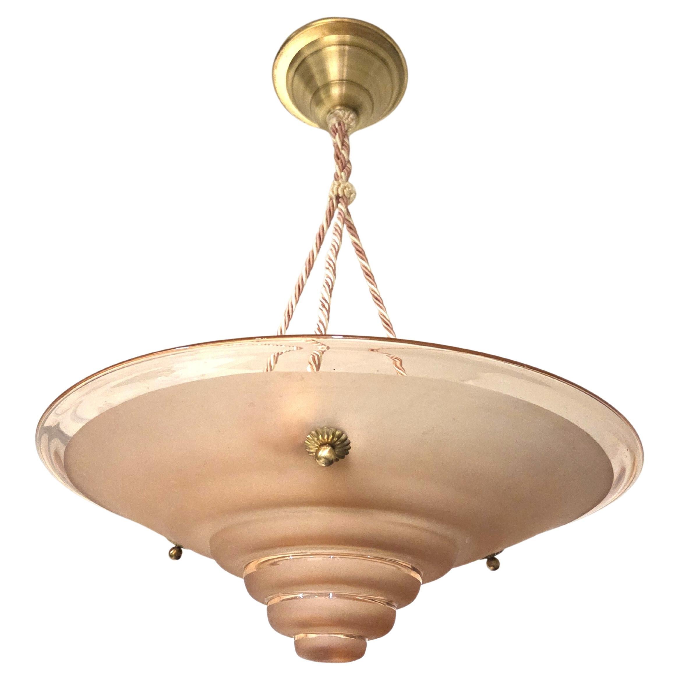 Grand pendentif en verre d
art français rose, saumon, rose avec cordelette en vente