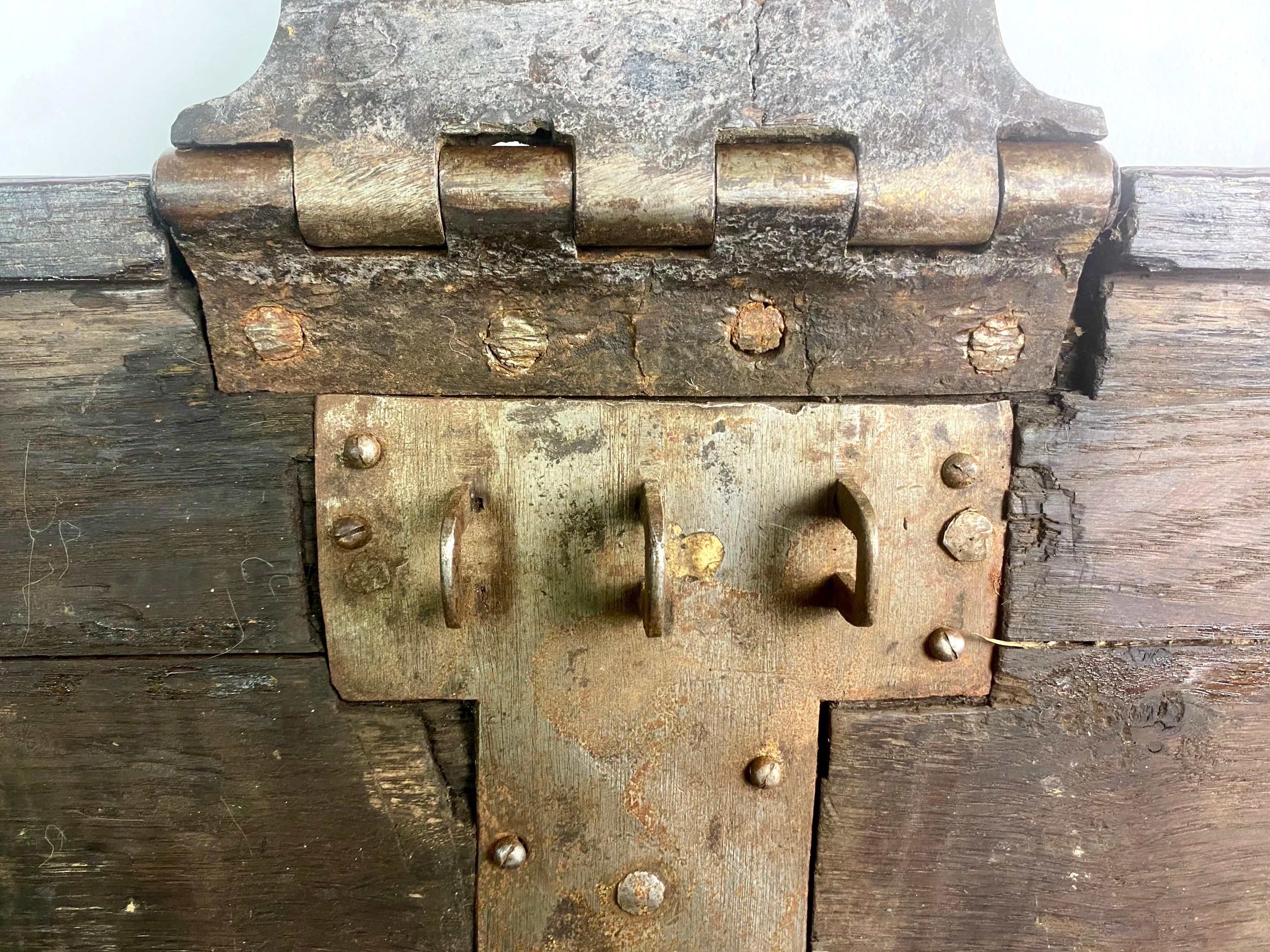 Large French Pirate Corsair's Chest - Safe - Louis XIV Period - France XVIIth  For Sale 10