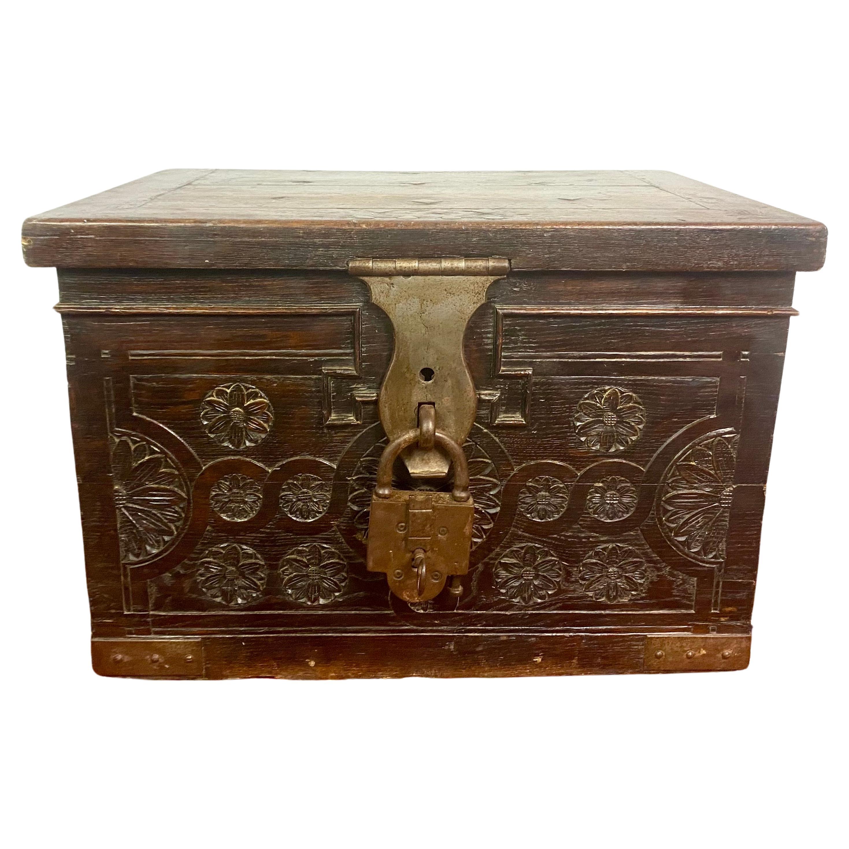 Exceptional and extremely rare privateer/pirate chest in solid oak.
The wood is richly carved with rosettes.
The bottom of the trunk is pierced with holes which allowed it to be bolted to the floor in the captain's cabin on boats.
The interior has
