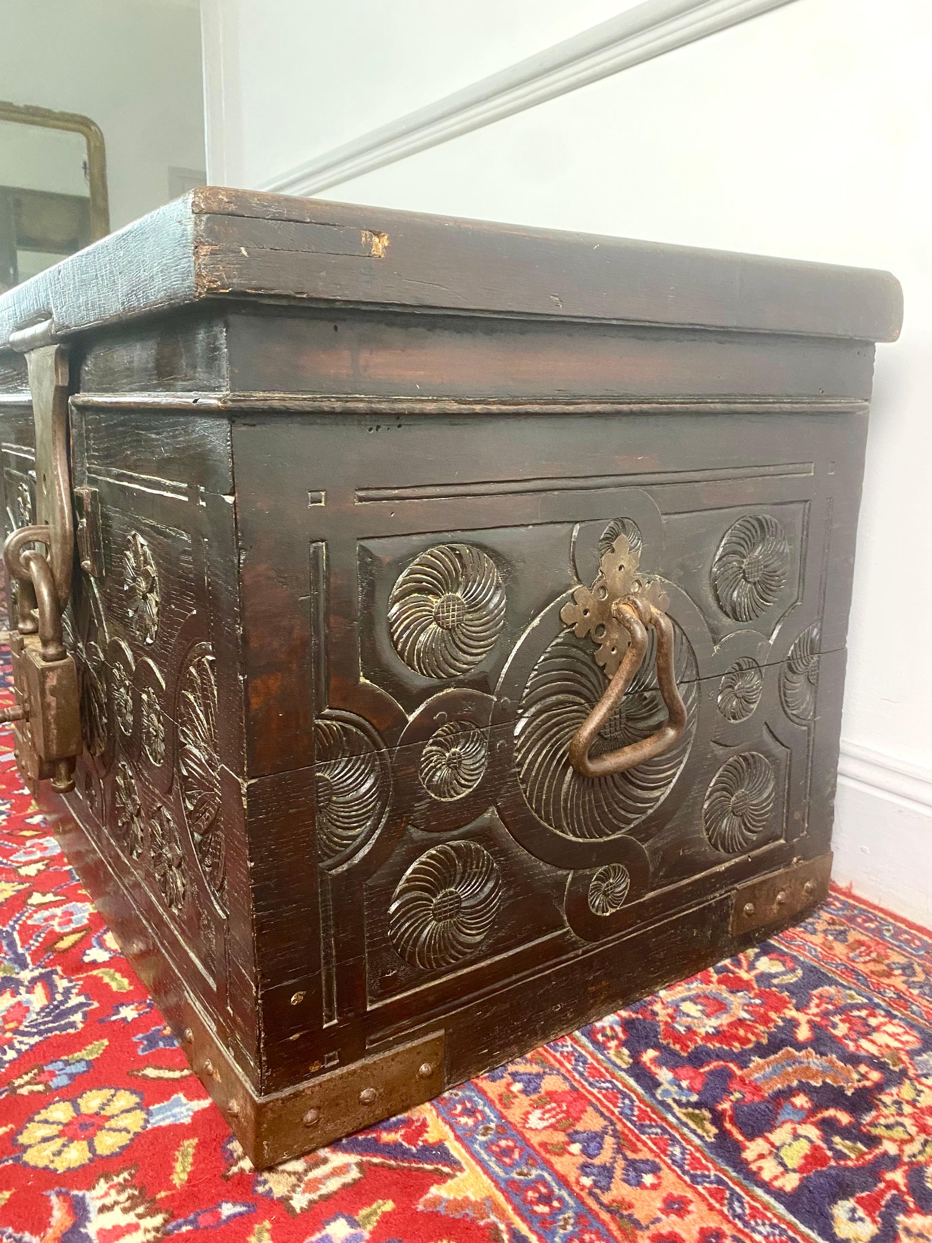 Large French Pirate Corsair's Chest - Safe - Louis XIV Period - France XVIIth  In Good Condition For Sale In Beuzevillette, FR