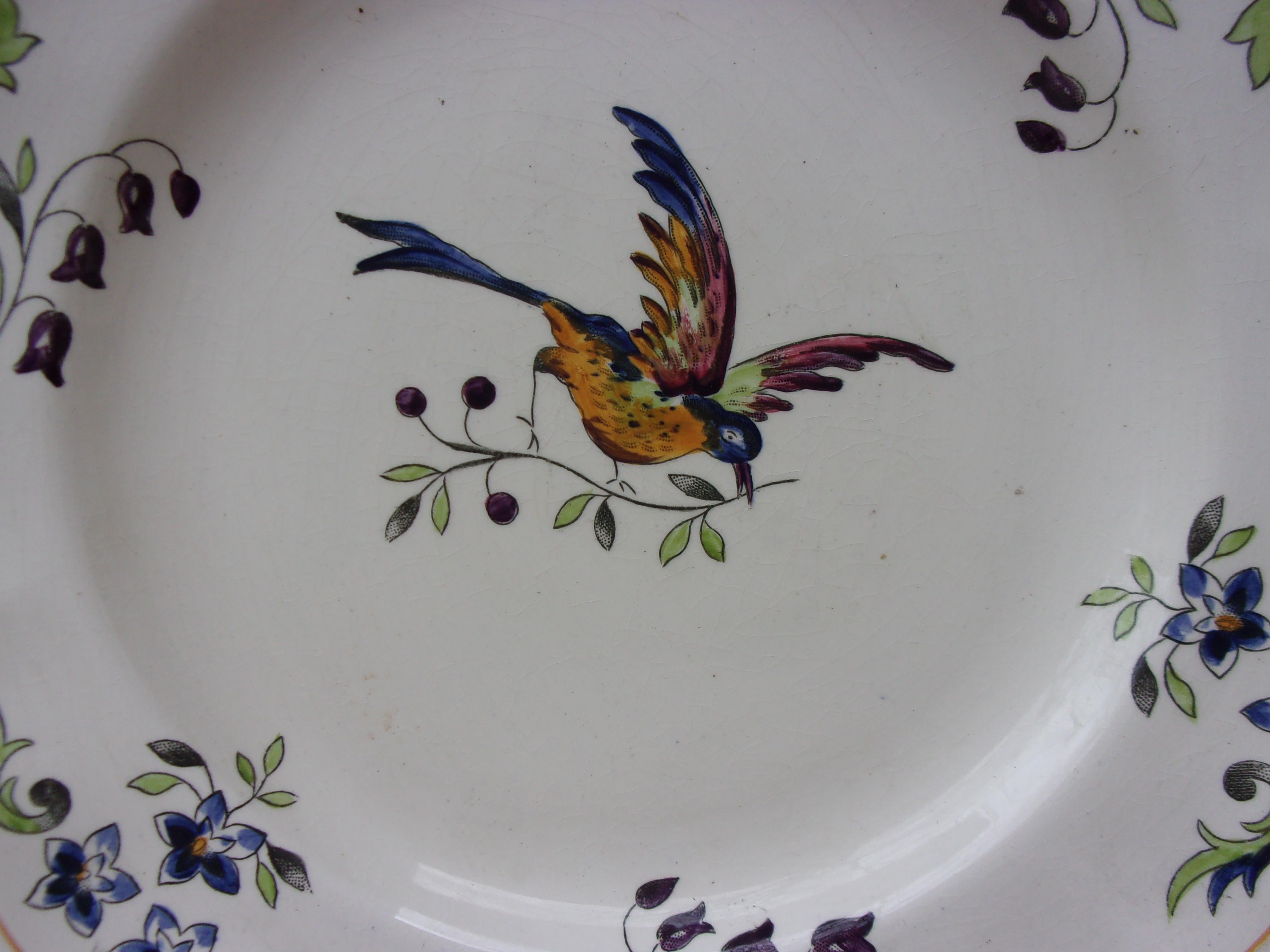 Grande assiette française avec oiseau signée Longchamp Model Clery Circa 1930.
Décoration florale sur la bordure.