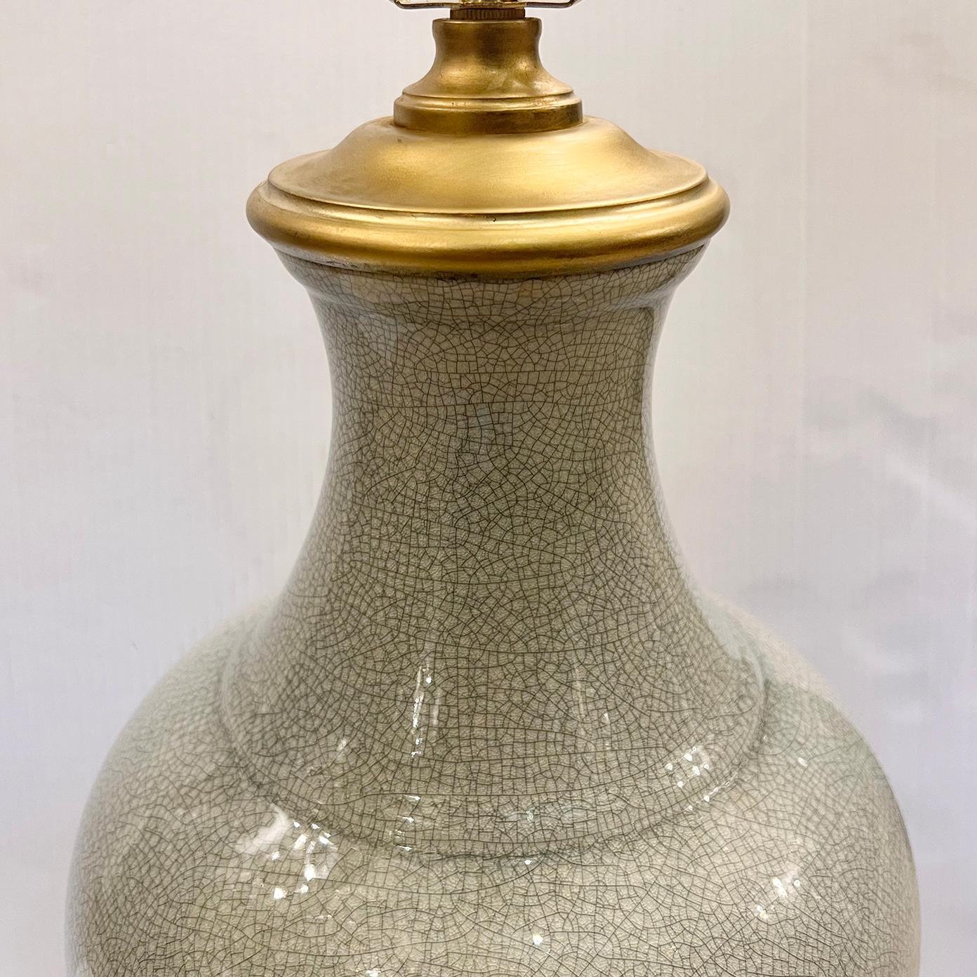Eine italienische Tischlampe aus Craquelé-Porzellan mit vergoldetem Sockel, circa 1960er Jahre.

Abmessungen:
Höhe des Körpers: 20