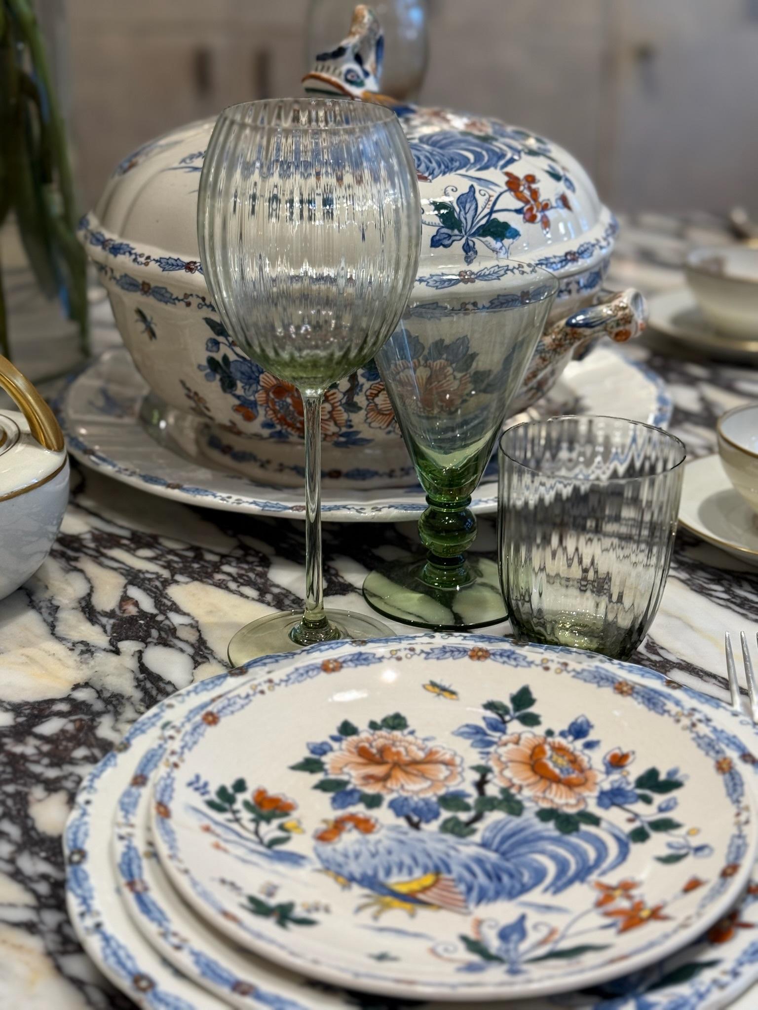Large French Porcelain Set - Service au Coq In Good Condition For Sale In New York, NY