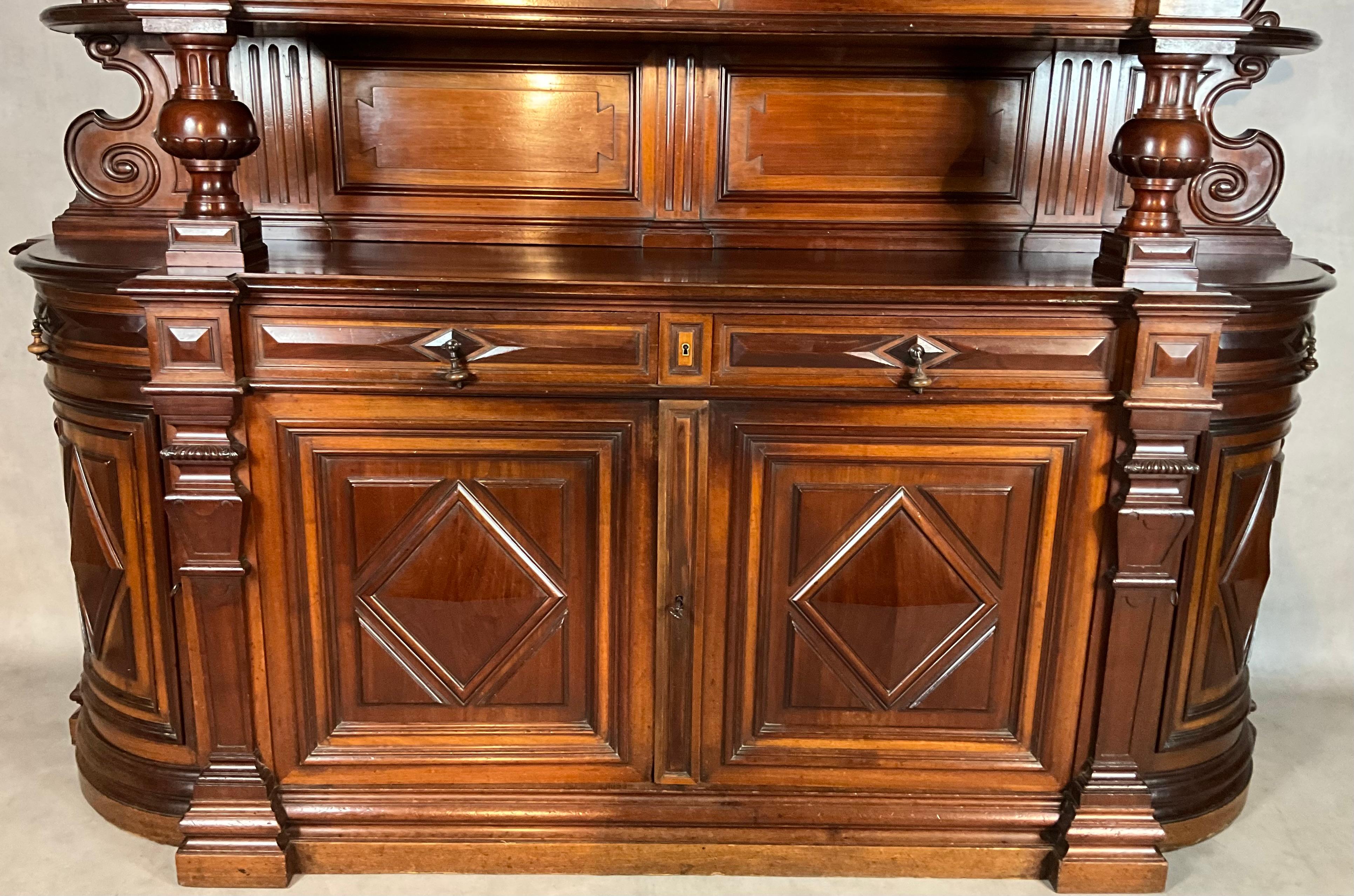 Large French presentation buffet in solid mahogany 19th century.

The lower part of the cabinet opens on the one hand by two doors revealing a fixed shelf and on the other hand by two drawers. On either side of this part, we observe a curved door