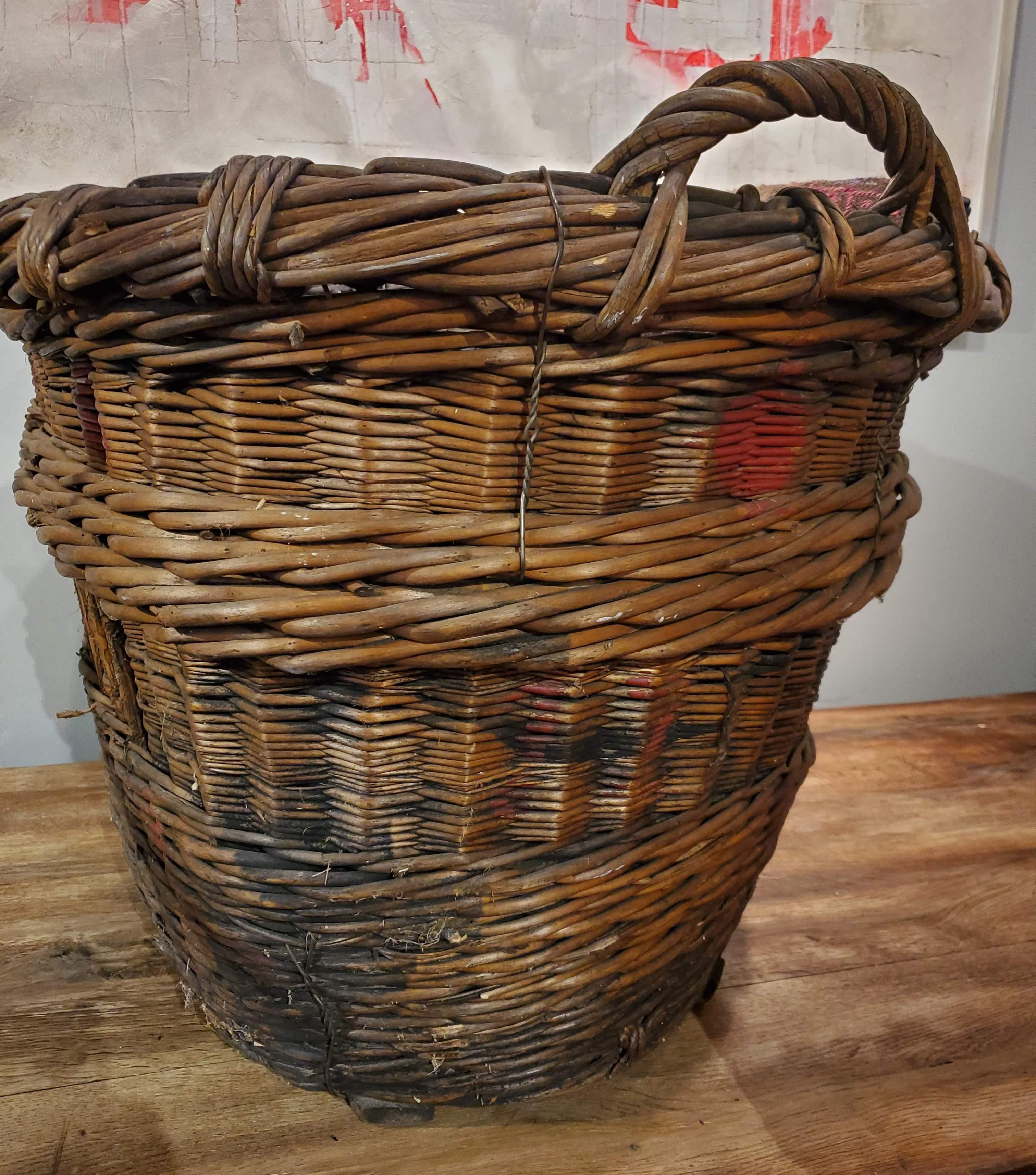 Large French Provincial Grape Harvesting Woven Basket In Good Condition In Middleburg, VA