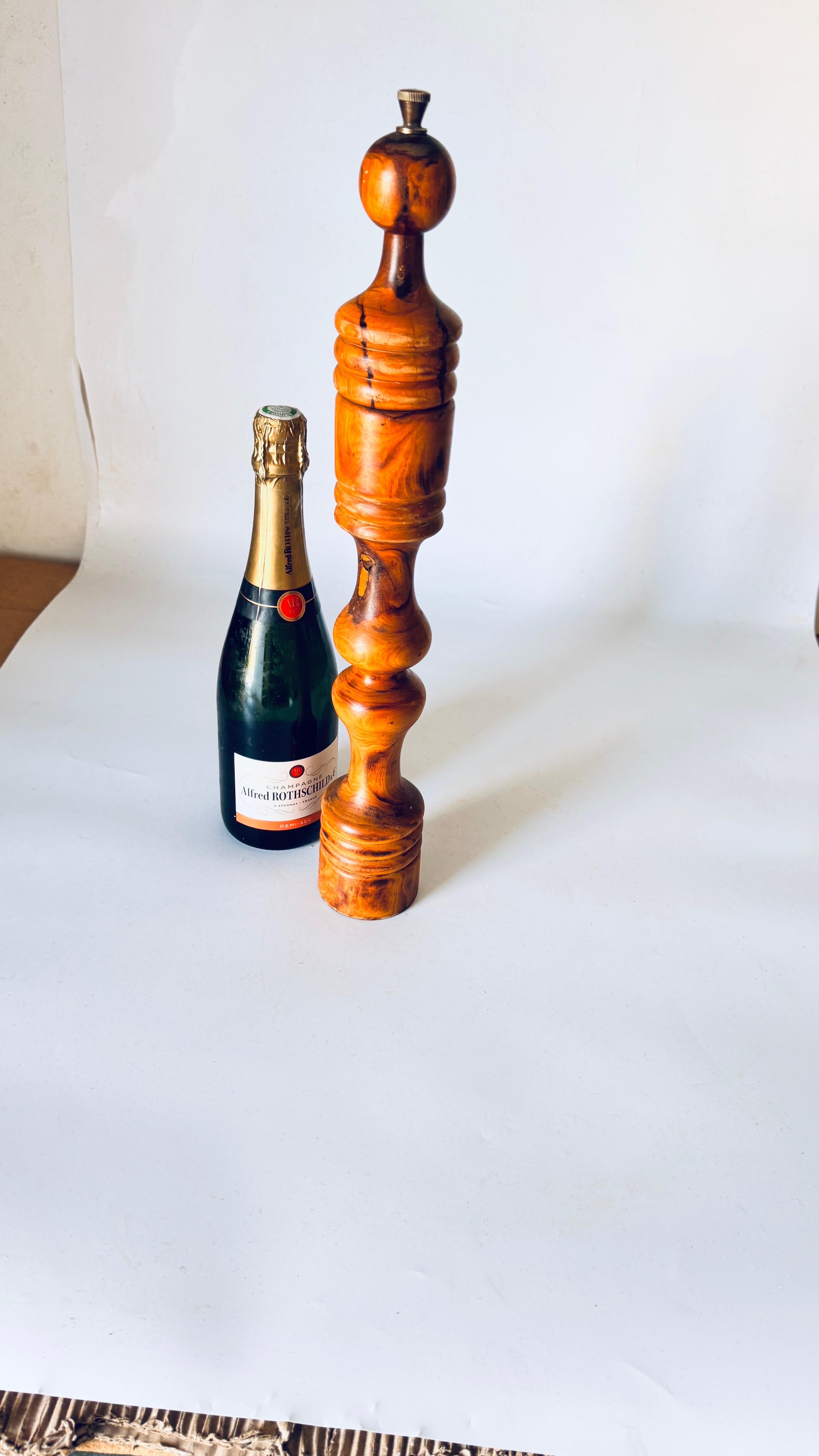 XXL French Provincial Olive Wood Pepper Mill, 1960s, Hand-Carved

This impressive XXL-sized pepper mill, handcrafted from solid olive wood, is a stunning example of mid-century French craftsmanship. With its rich fire-toned hues of brown and beige,